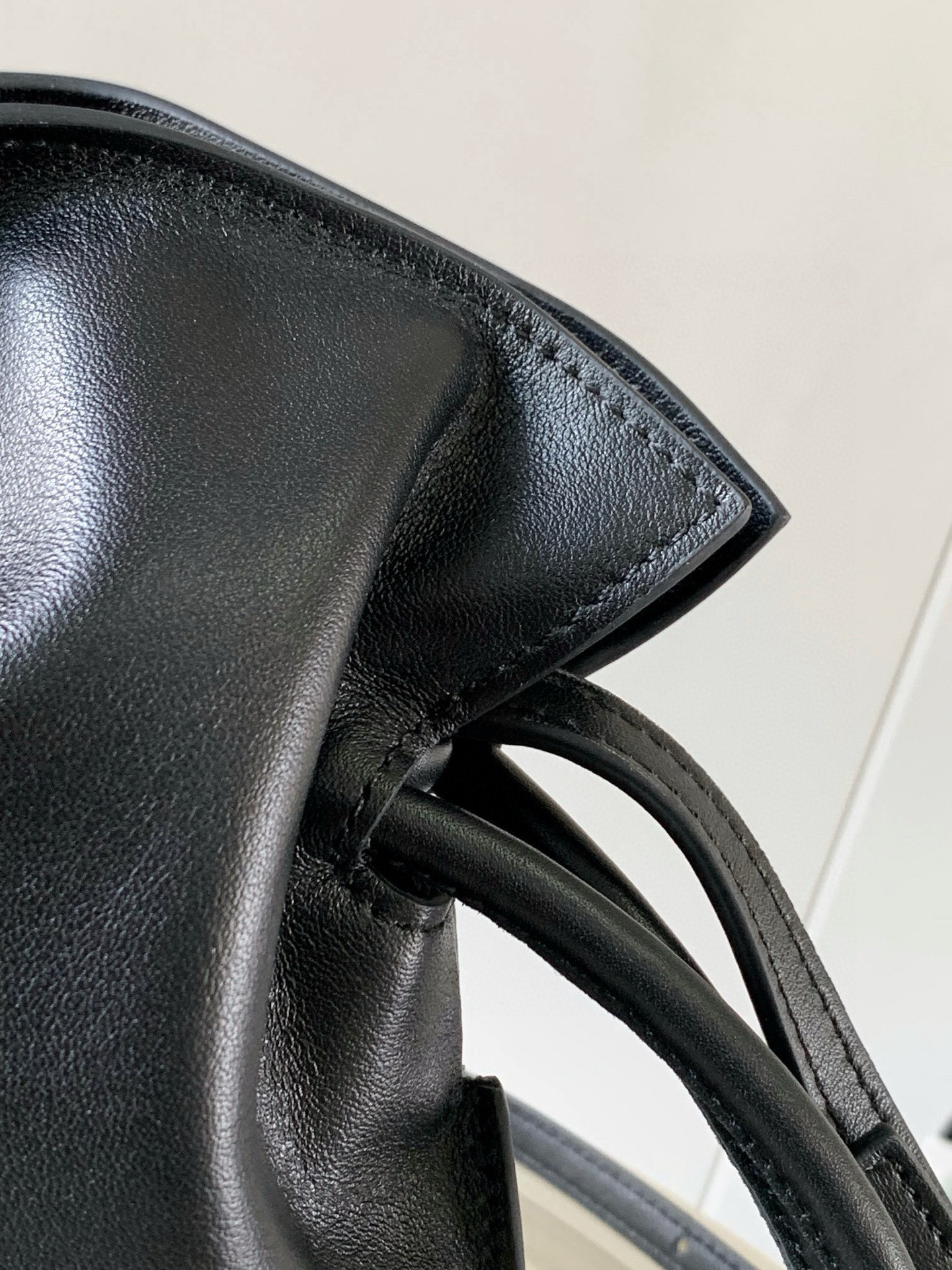 Loewe 新版本福袋迷你23CM 新款纳帕牛皮革Flamenco手拿包福袋 采用拉绳收紧