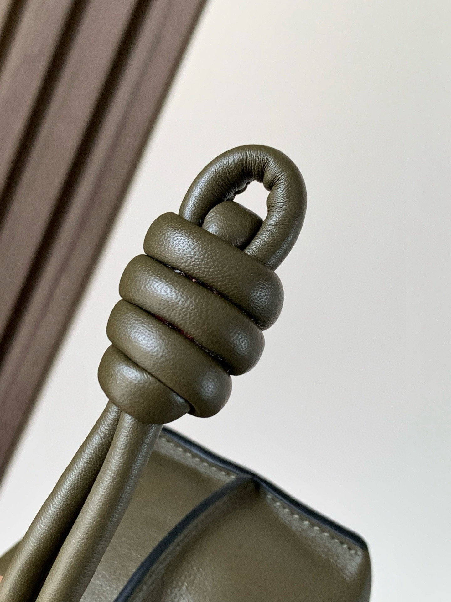 Loewe 新版本福袋迷你23CM 新款纳帕牛皮革Flamenco手拿包福袋 采用拉绳收紧