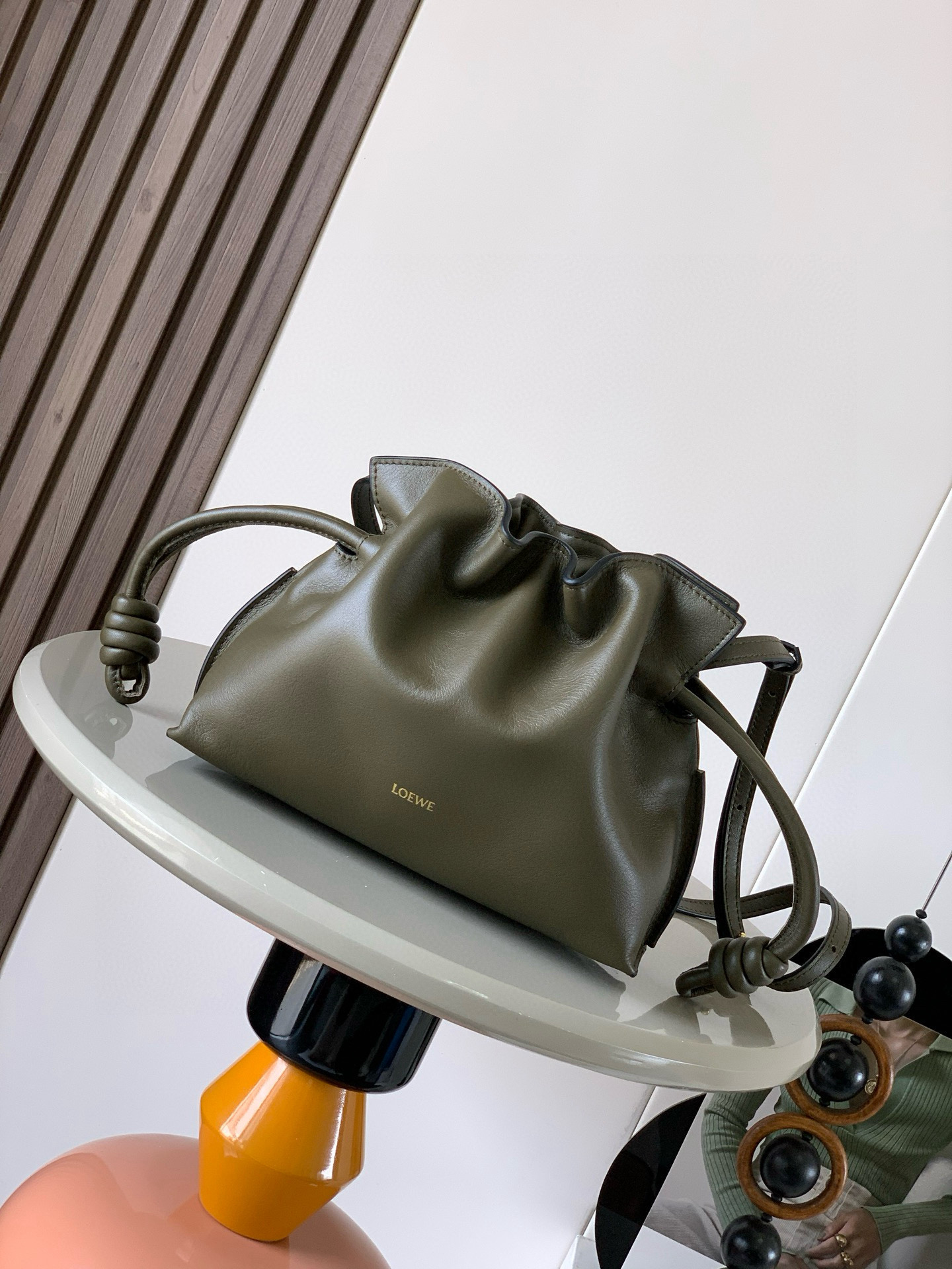 NO:688362,The new version of the lucky bag is mini 23CM. The new nappa cow leather Flamenco clutch bag is tightened with a drawstring and tied with the iconic coiled knot. This version is made of nappa cow leather. It must be said that this brand fully demonstrates the softness and pragmatism of the leather in the Flamenco Knot. It can be said that you can feel whatever you want at Flamenco.  I found the perfect combination of drawstring bag and tote bag in Knot, which gives girls a different feeling. Although it looks simple, it is also very special and casual. The name of this bag is the same as the flamenco dance of the Spanish gypsies, which also represents Loewe's casual, elegant and personalized design style. The leather is smooth Spanish calfskin, which feels particularly soft. The anti-suede leather lining is very solid and scratch-resistant. It has been highly exposed in street photos. In addition to being used as a shoulder  The bag can also be used as a handbag with the characteristic drawstring design and soft leather loading. Tightening the rope makes the lines smoother. It is very suitable for work or leisure. Size 23CM~18CM~9CM. Style No. 9044. Color: dark khaki green (black edge), Loewe, loewe, totes, handbag, cowhide19860909新版本福袋迷你23CM新款纳帕牛皮革Flamenco手拿包福袋采用拉绳收紧,并打上标志性的盘绕结这个版本采用纳帕牛皮革制成不得不说,这个品牌将皮质的柔软和实用主义都在Flamenco Knot上展现得淋漓尽致可以说是想要什么感觉都能在Flamenco Knot中找到了将抽绳包和托特包完美结合,带给女生们不一样的感觉虽然看上去简单不能再简单,但又很特别,随性有范这款包的名字与西班牙吉卜赛人的弗朗明戈舞蹈同名这恰好也代表着罗意威随性优雅又个性洒脱的设计风格皮料是光滑的西班牙小牛皮,手感特别软,反绒面皮革里衬很扎实耐刮,街拍中曝光率极高的它,除了可作shoulder bag亦可作手提袋特色的拉绳设计,以及柔软皮革加载,拉紧绳索更显流畅线条,无论上班或休闲都非常得宜 尺寸23CM~18CM~9CM 款号9044 颜色深卡其绿（黑边）,罗意威,loewe,totes,handbag,cowhide,Bag