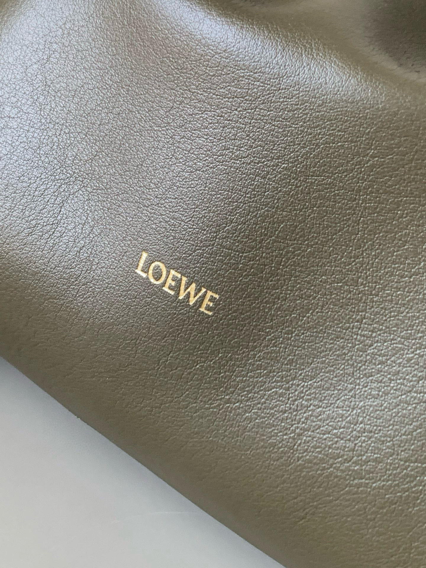 Loewe 新版本福袋迷你23CM 新款纳帕牛皮革Flamenco手拿包福袋 采用拉绳收紧