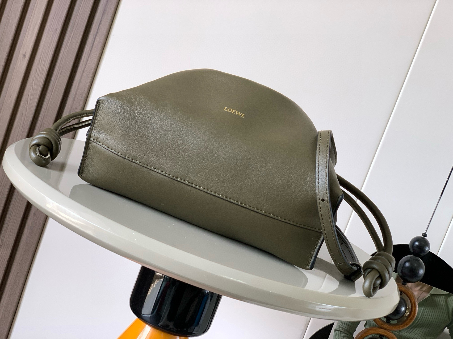 Loewe 新版本福袋迷你23CM 新款纳帕牛皮革Flamenco手拿包福袋 采用拉绳收紧