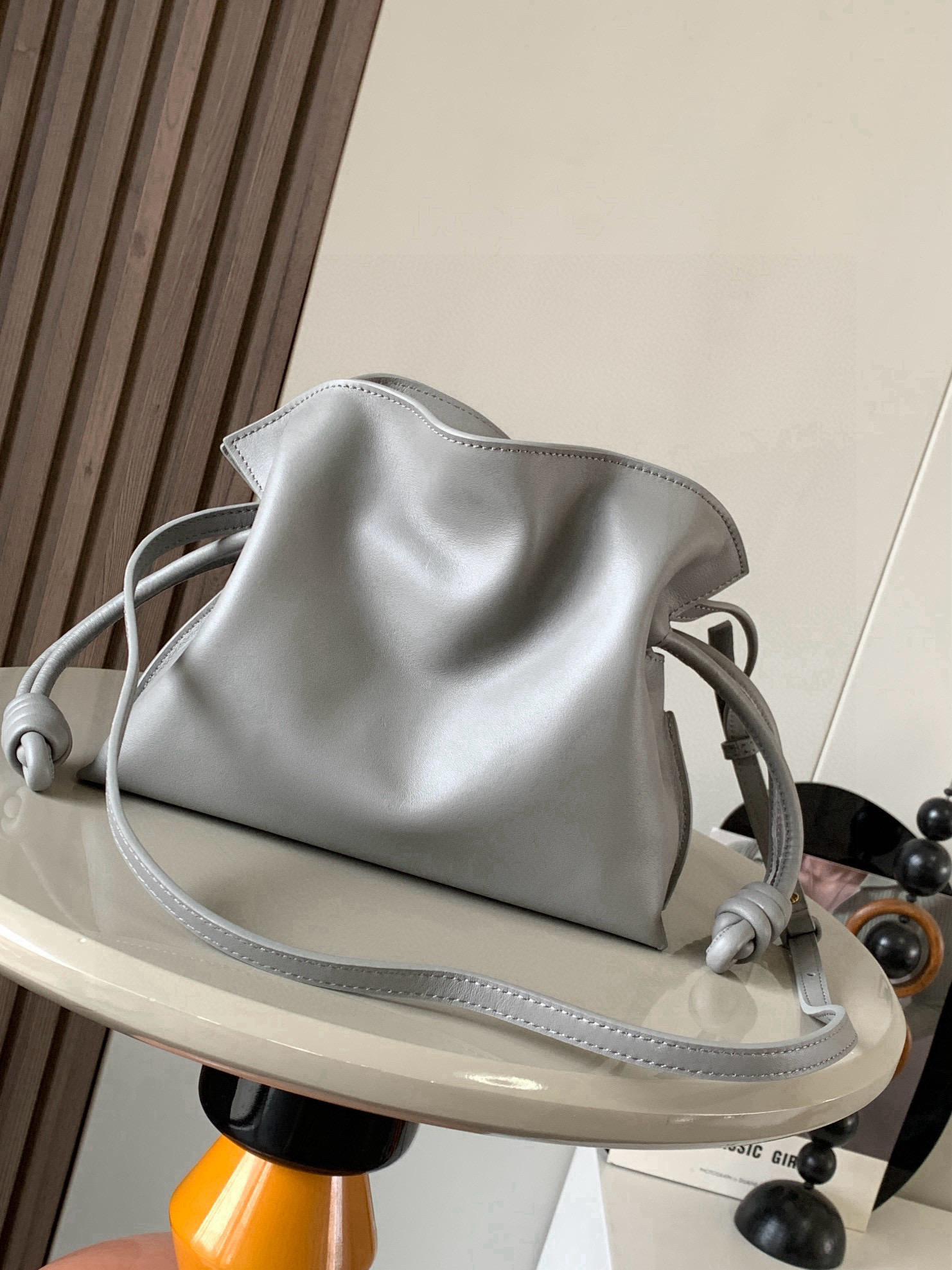 Loewe 新版本福袋迷你23CM 新款纳帕牛皮革Flamenco手拿包福袋 采用拉绳收紧