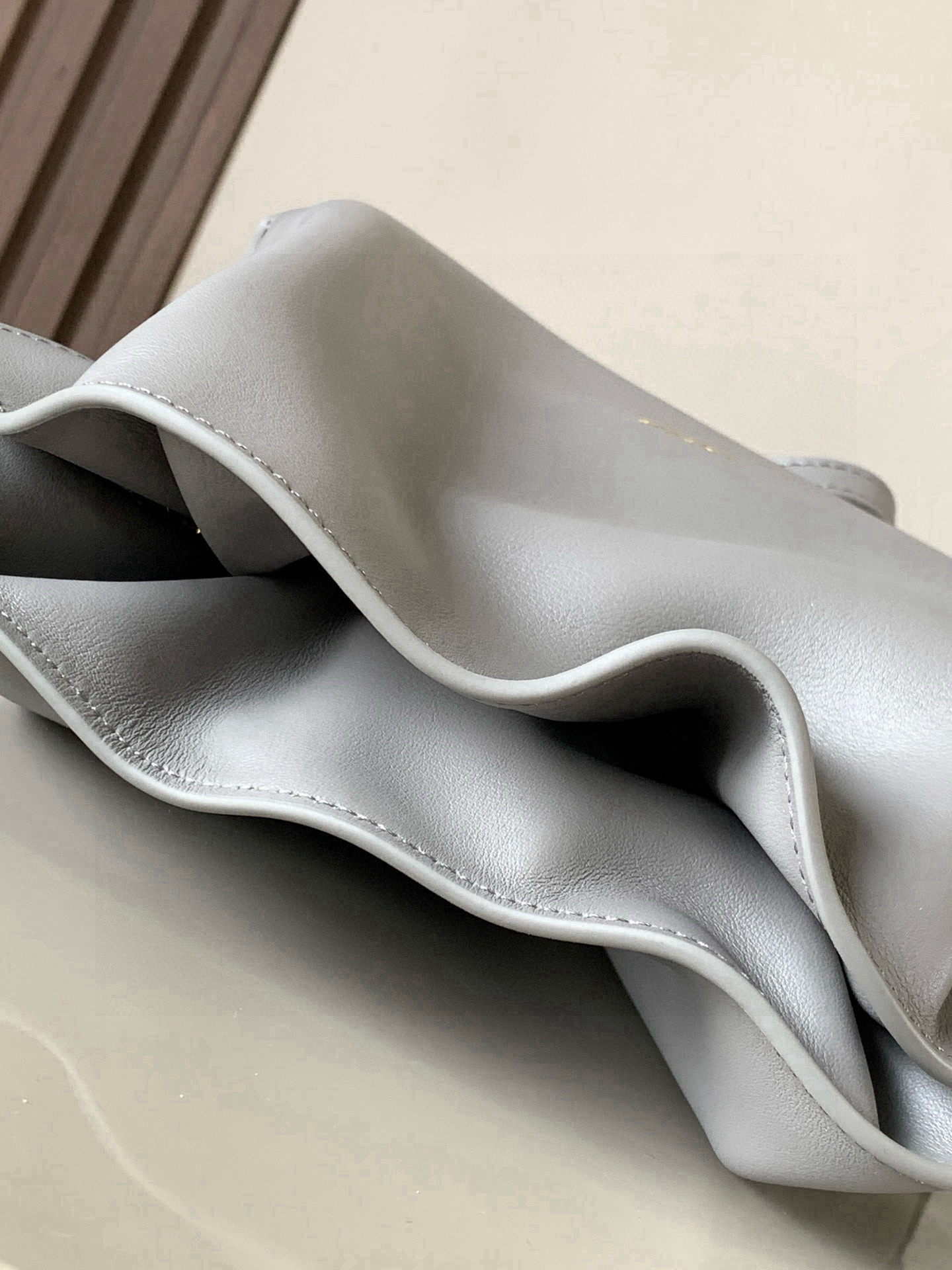 Loewe 新版本福袋迷你23CM 新款纳帕牛皮革Flamenco手拿包福袋 采用拉绳收紧