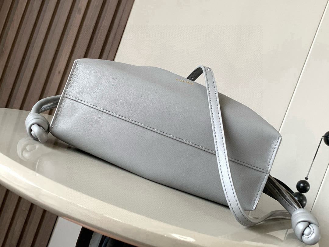 Loewe 新版本福袋迷你23CM 新款纳帕牛皮革Flamenco手拿包福袋 采用拉绳收紧