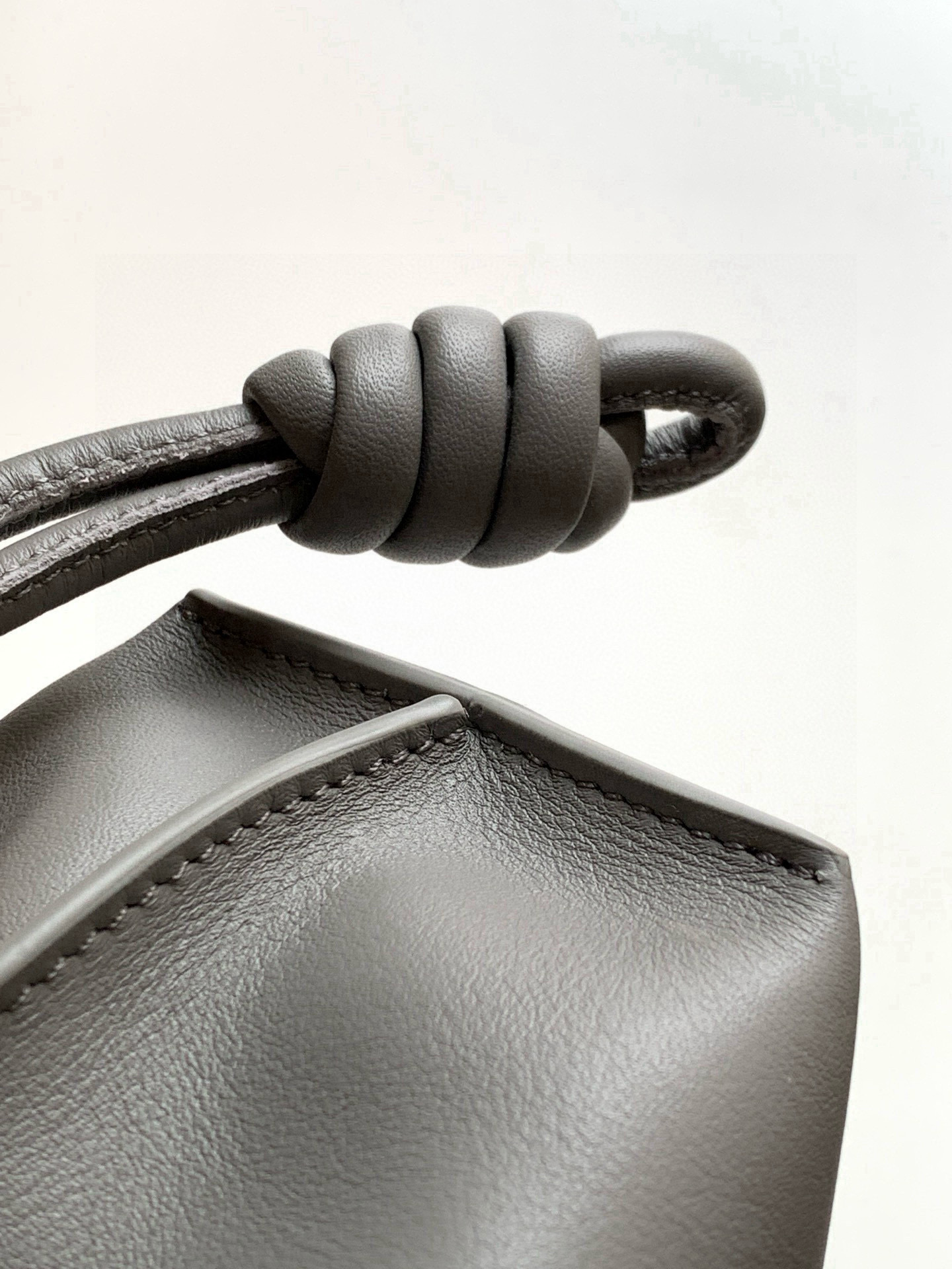 Loewe 新版本福袋迷你23CM 新款纳帕牛皮革Flamenco手拿包福袋 采用拉绳收紧