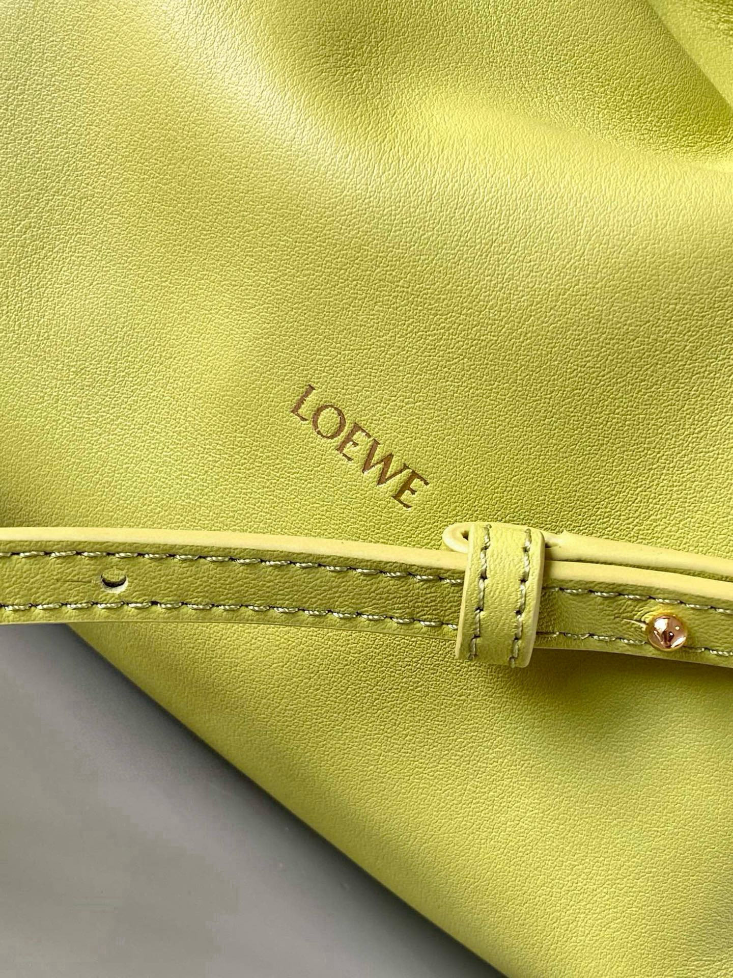 Loewe 新版本福袋迷你23CM 新款纳帕牛皮革Flamenco手拿包福袋 采用拉绳收紧
