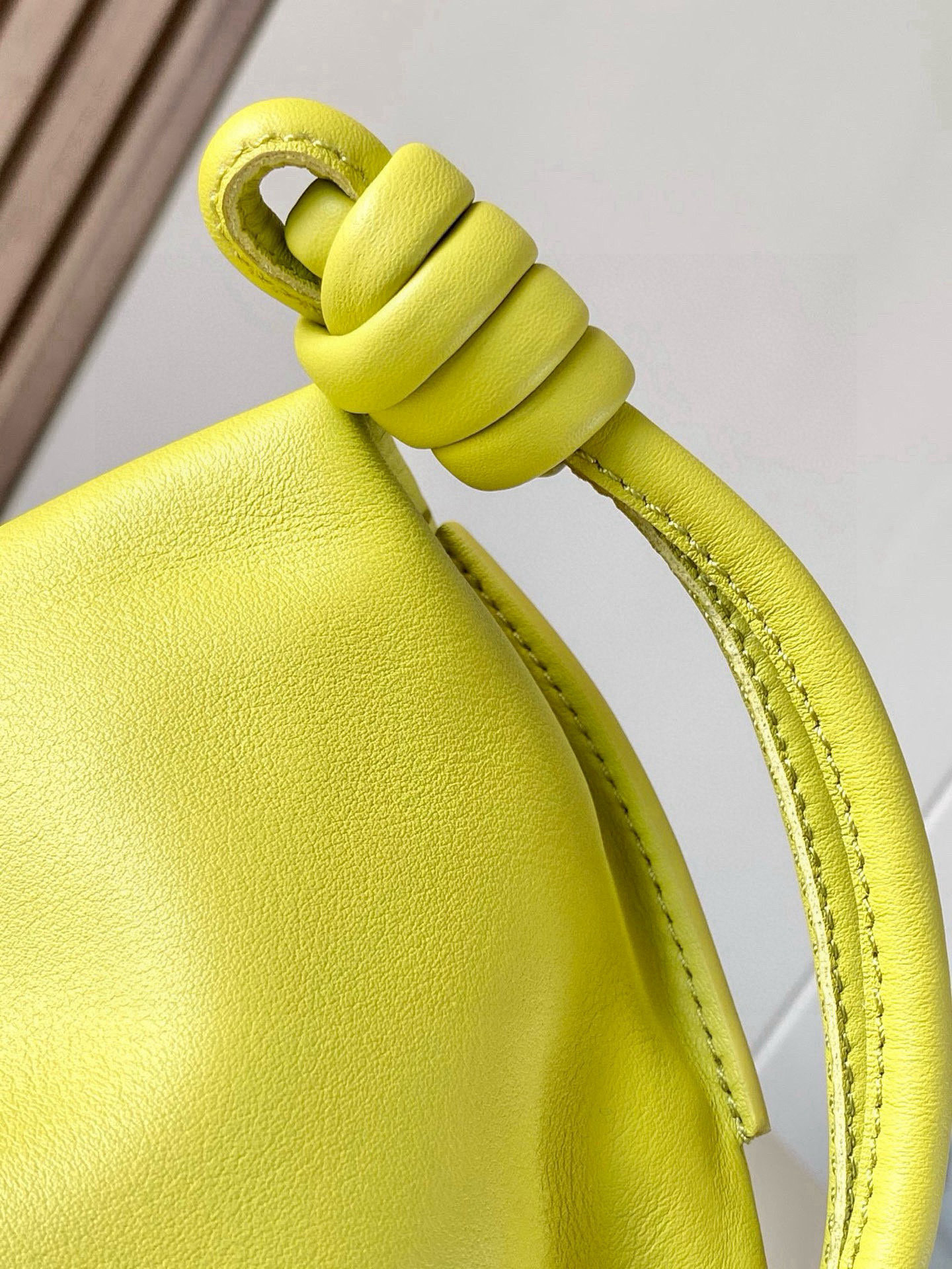 Loewe 新版本福袋迷你23CM 新款纳帕牛皮革Flamenco手拿包福袋 采用拉绳收紧