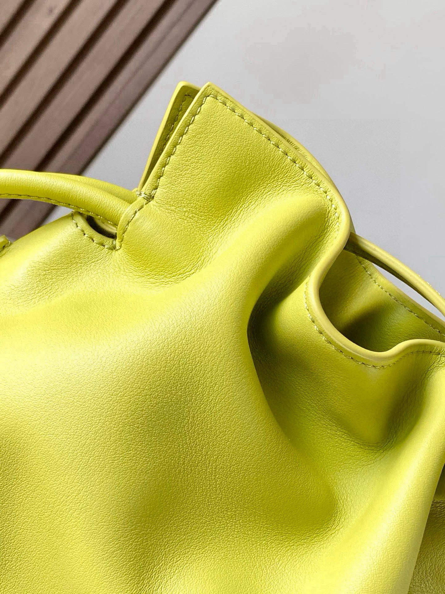 Loewe 新版本福袋迷你23CM 新款纳帕牛皮革Flamenco手拿包福袋 采用拉绳收紧