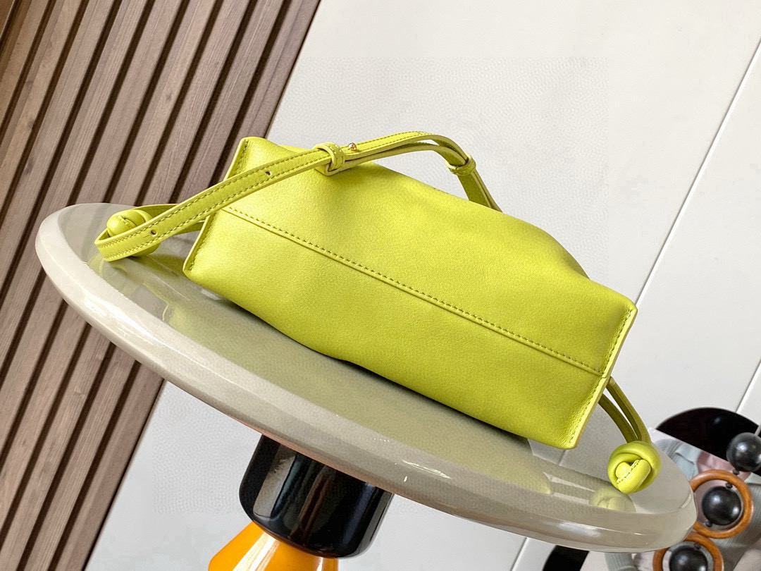 Loewe 新版本福袋迷你23CM 新款纳帕牛皮革Flamenco手拿包福袋 采用拉绳收紧