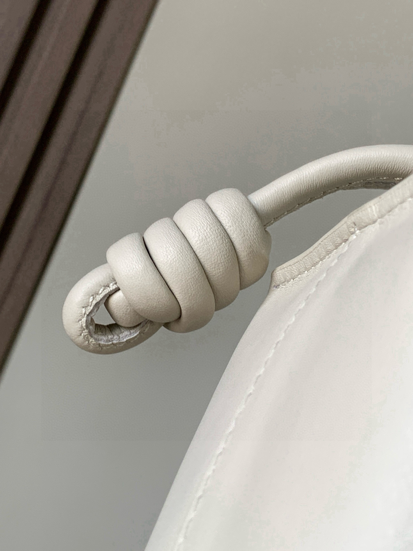 Loewe 新版本福袋迷你23CM 新款纳帕牛皮革Flamenco手拿包福袋 采用拉绳收紧