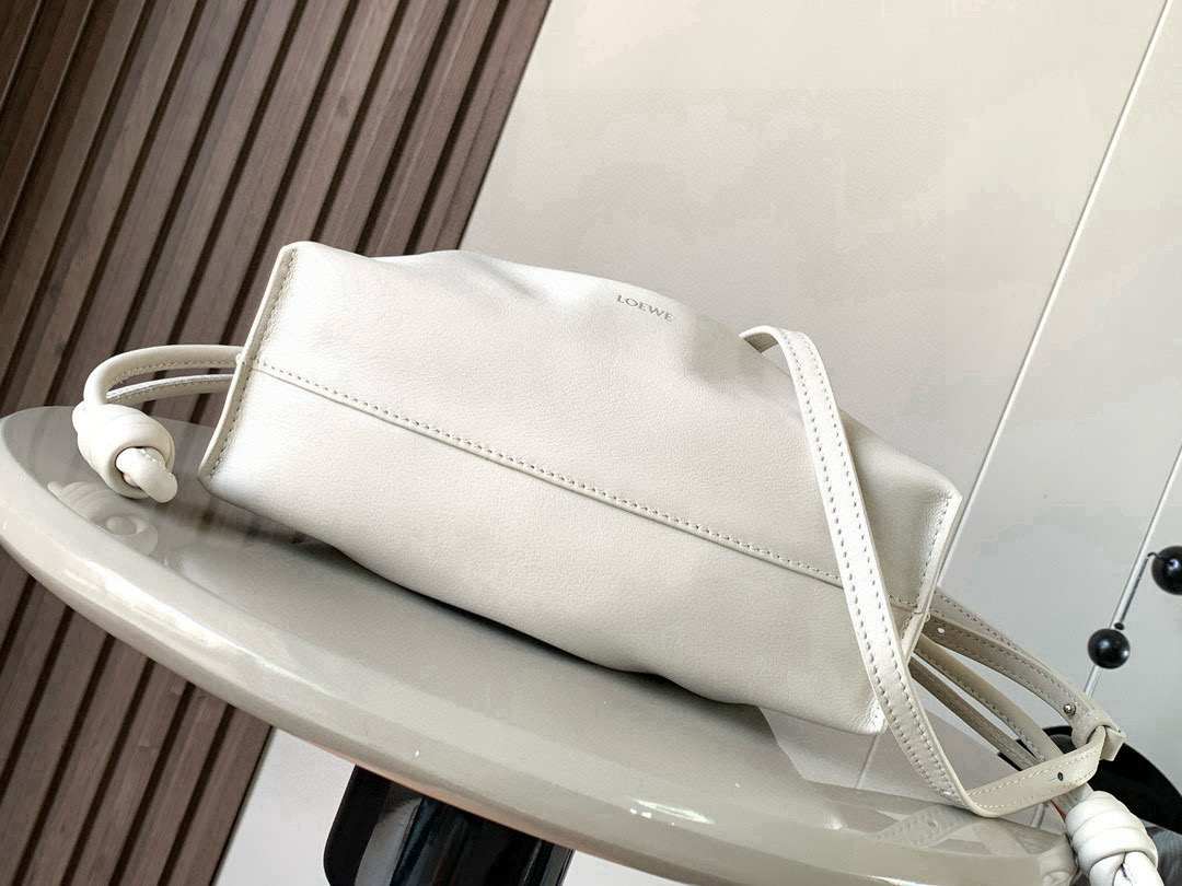 Loewe 新版本福袋迷你23CM 新款纳帕牛皮革Flamenco手拿包福袋 采用拉绳收紧
