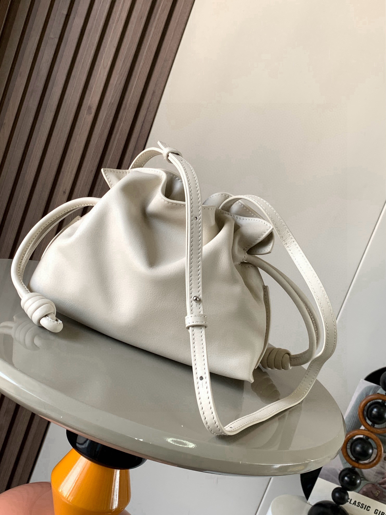 Loewe 新版本福袋迷你23CM 新款纳帕牛皮革Flamenco手拿包福袋 采用拉绳收紧