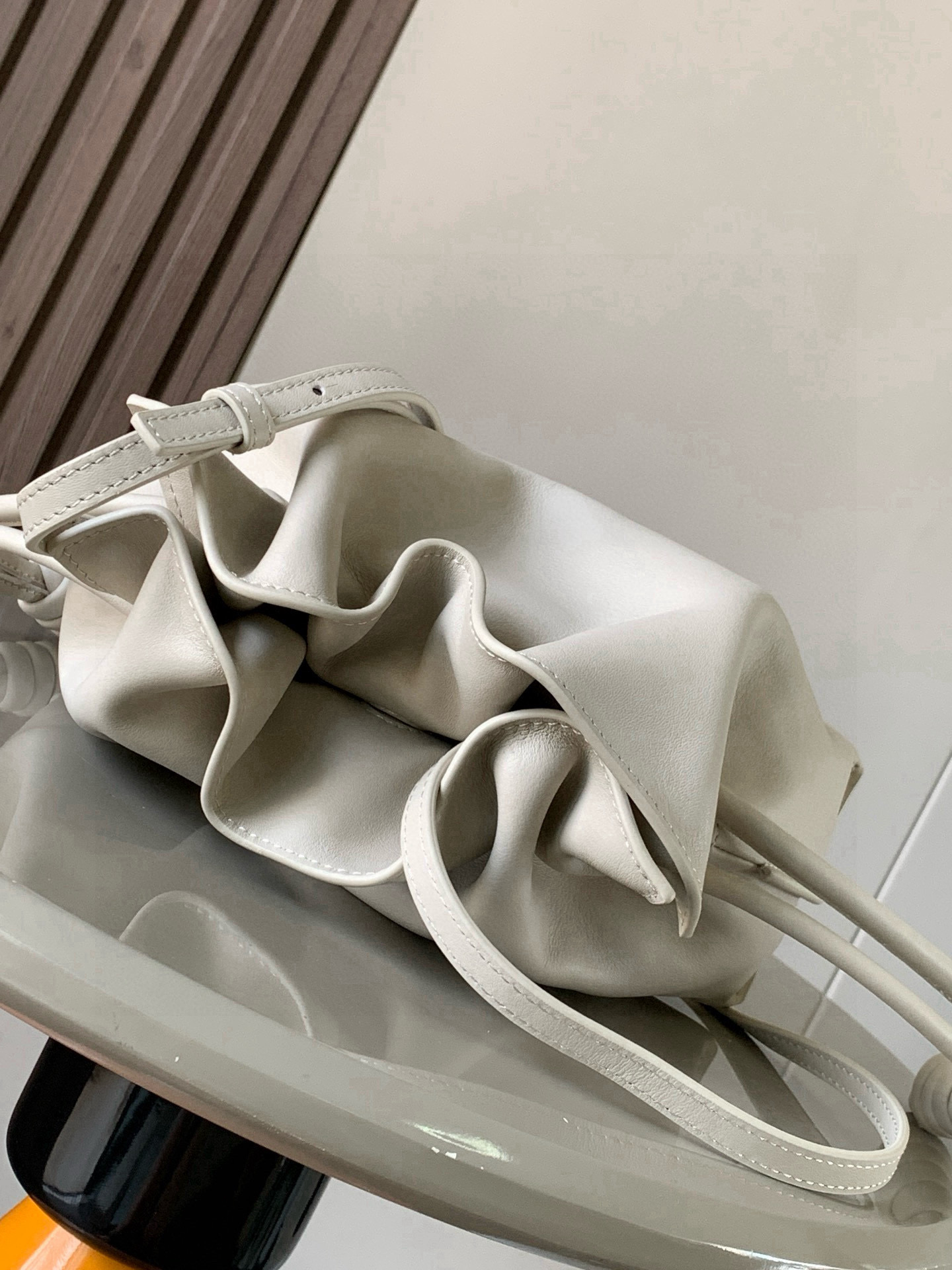 Loewe 新版本福袋迷你23CM 新款纳帕牛皮革Flamenco手拿包福袋 采用拉绳收紧