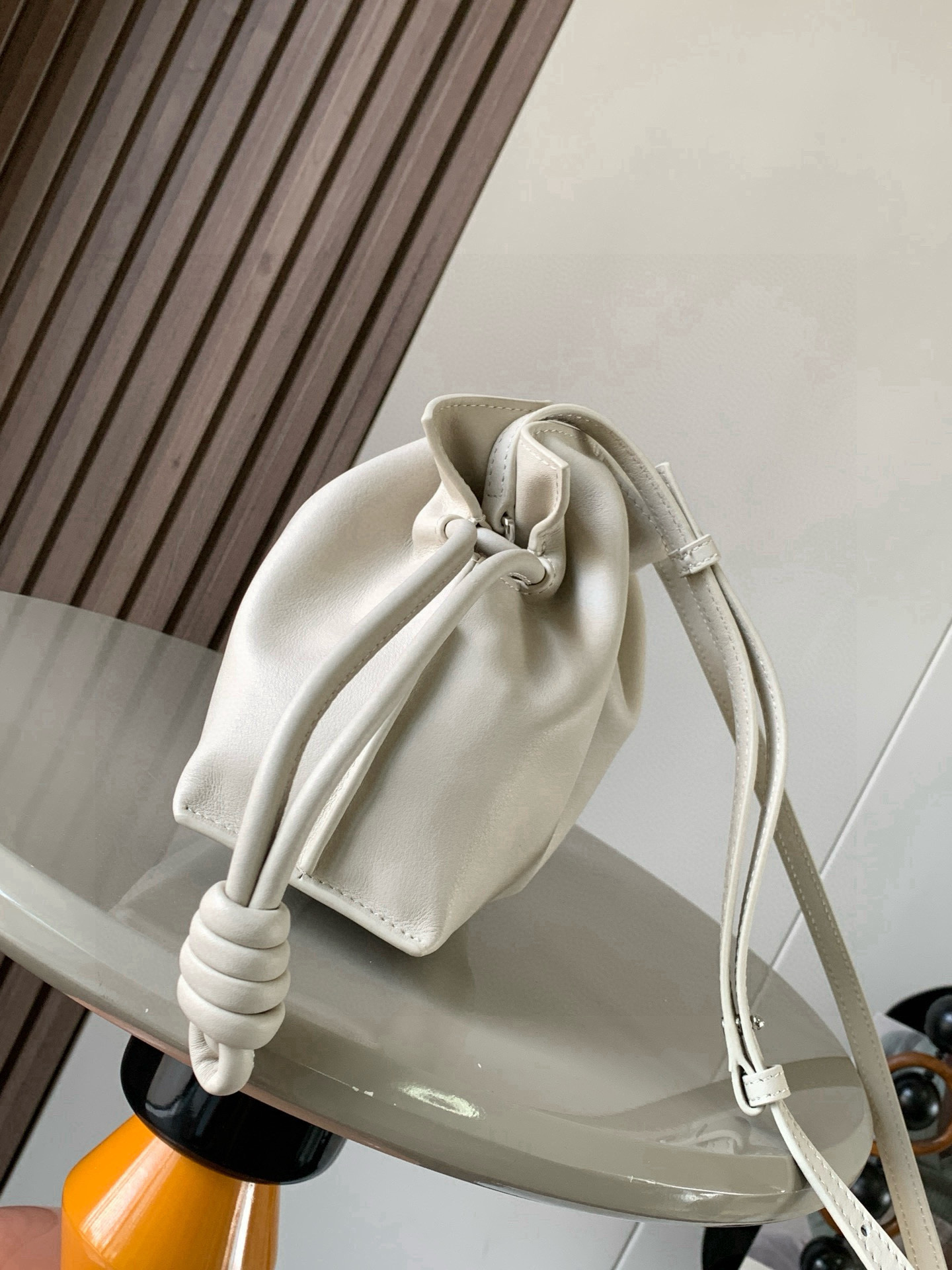 Loewe 新版本福袋迷你23CM 新款纳帕牛皮革Flamenco手拿包福袋 采用拉绳收紧
