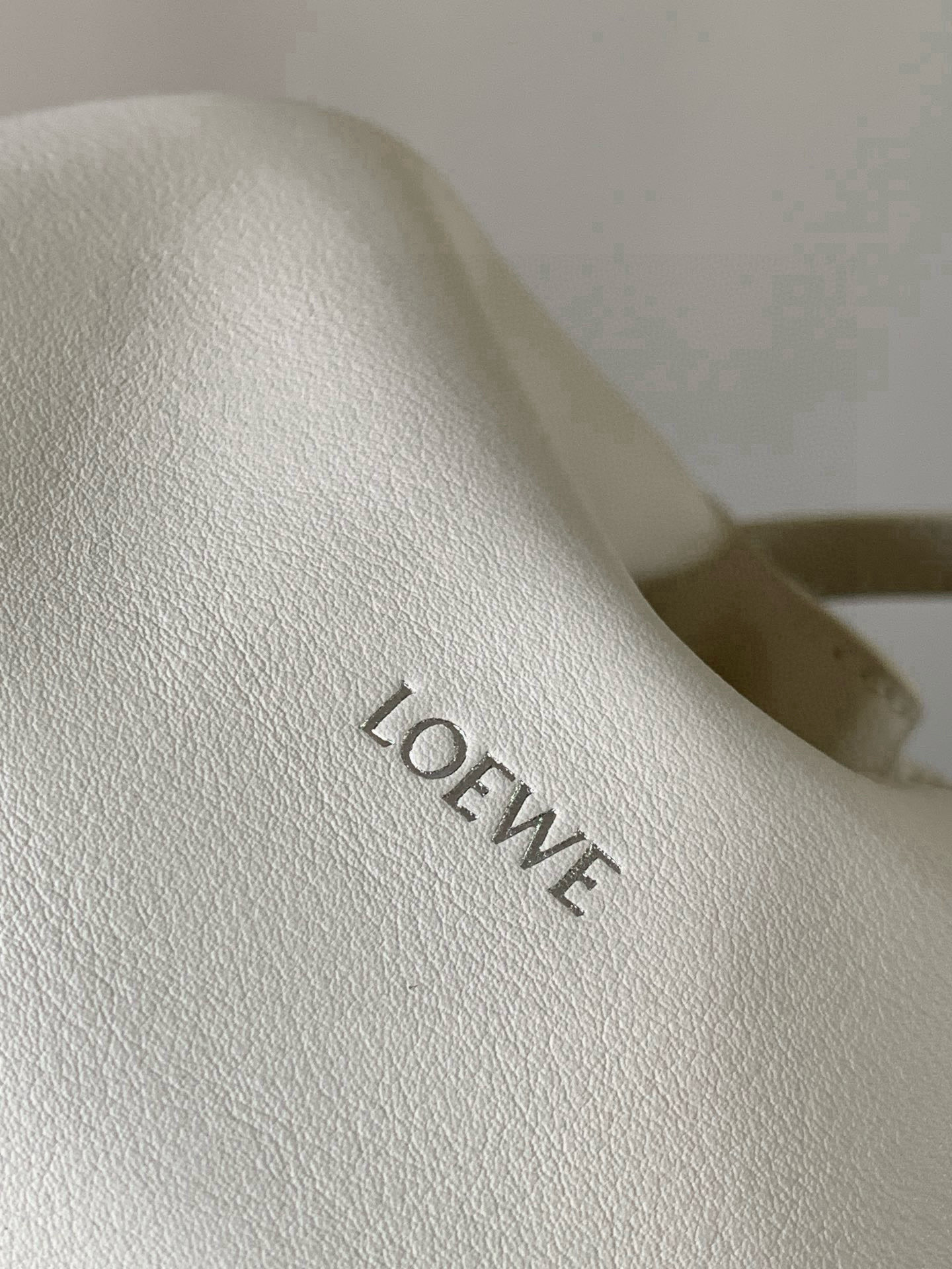 Loewe 新版本福袋迷你23CM 新款纳帕牛皮革Flamenco手拿包福袋 采用拉绳收紧