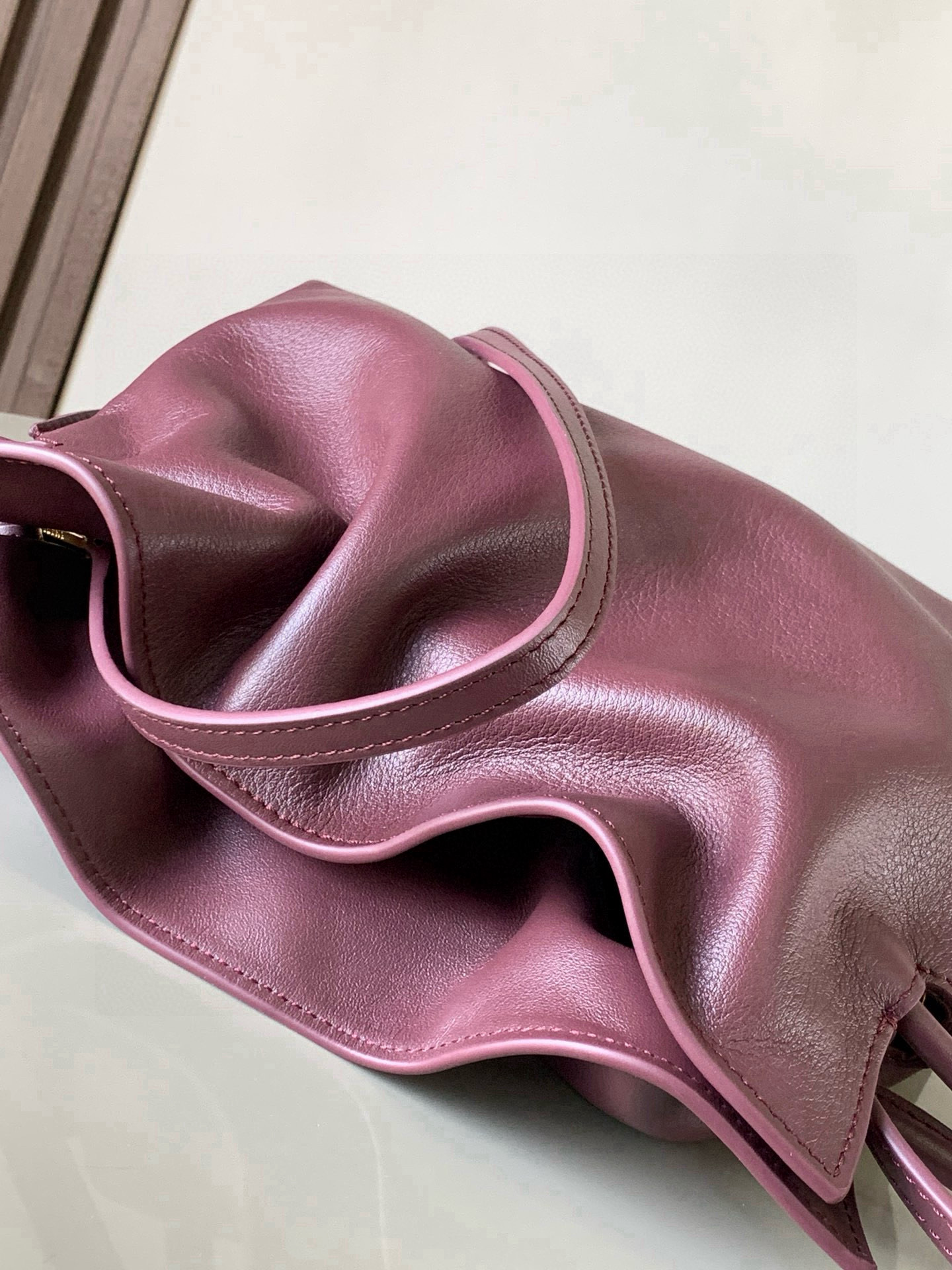 Loewe 新版本福袋迷你23CM 新款纳帕牛皮革Flamenco手拿包福袋 采用拉绳收紧