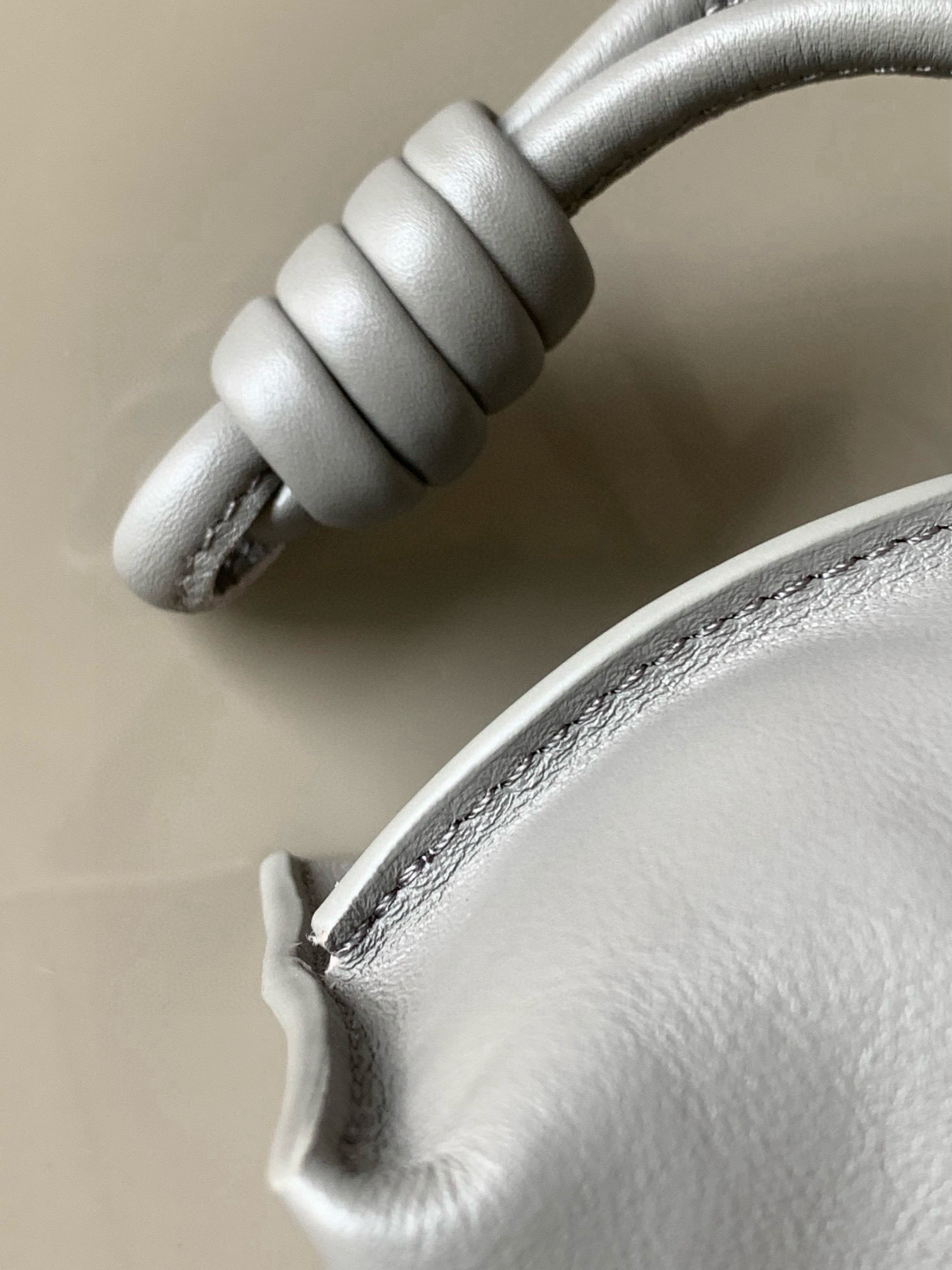 Loewe 新版本福袋迷你23CM 新款纳帕牛皮革Flamenco手拿包福袋 采用拉绳收紧