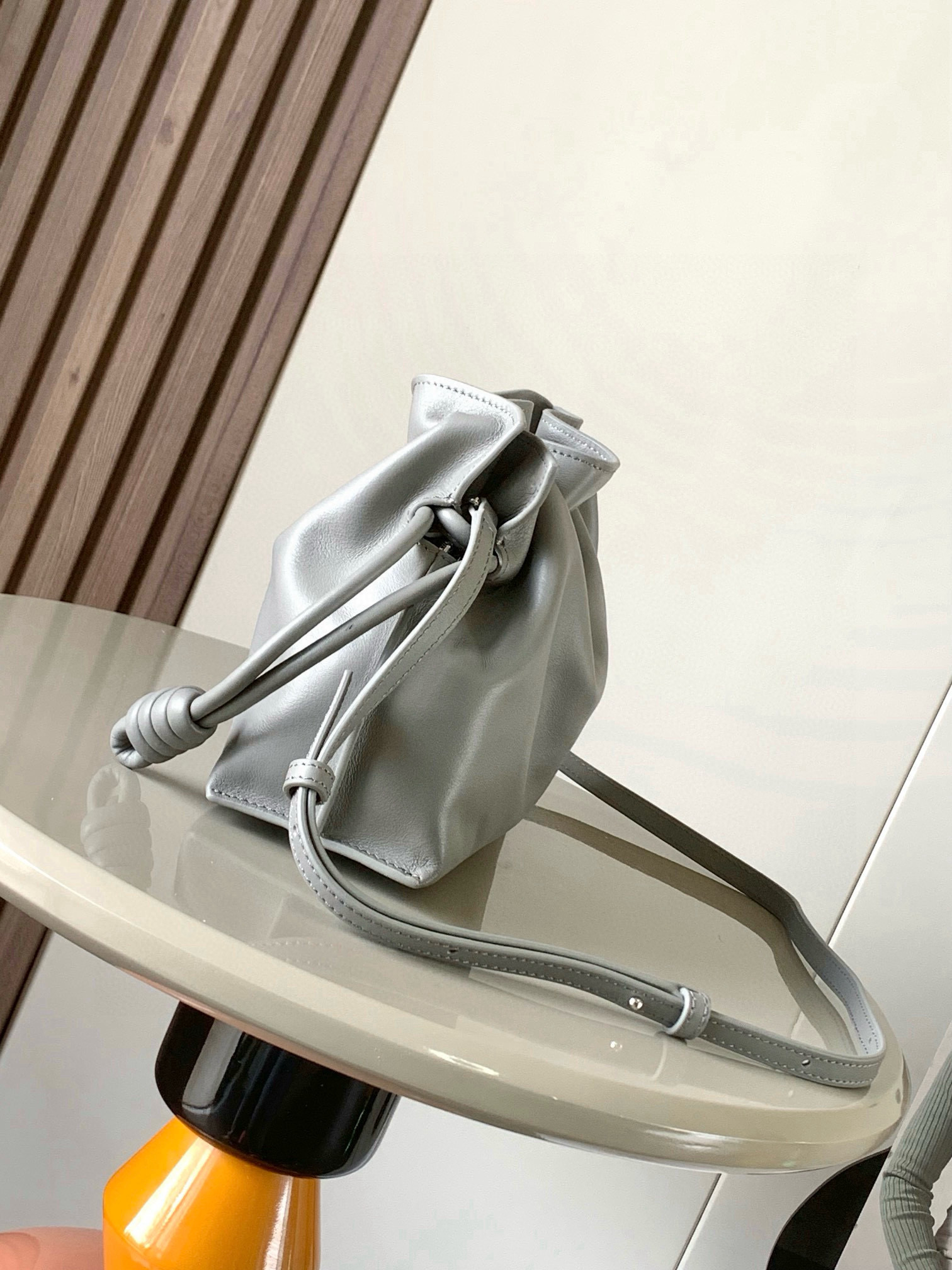 Loewe 新版本福袋迷你23CM 新款纳帕牛皮革Flamenco手拿包福袋 采用拉绳收紧