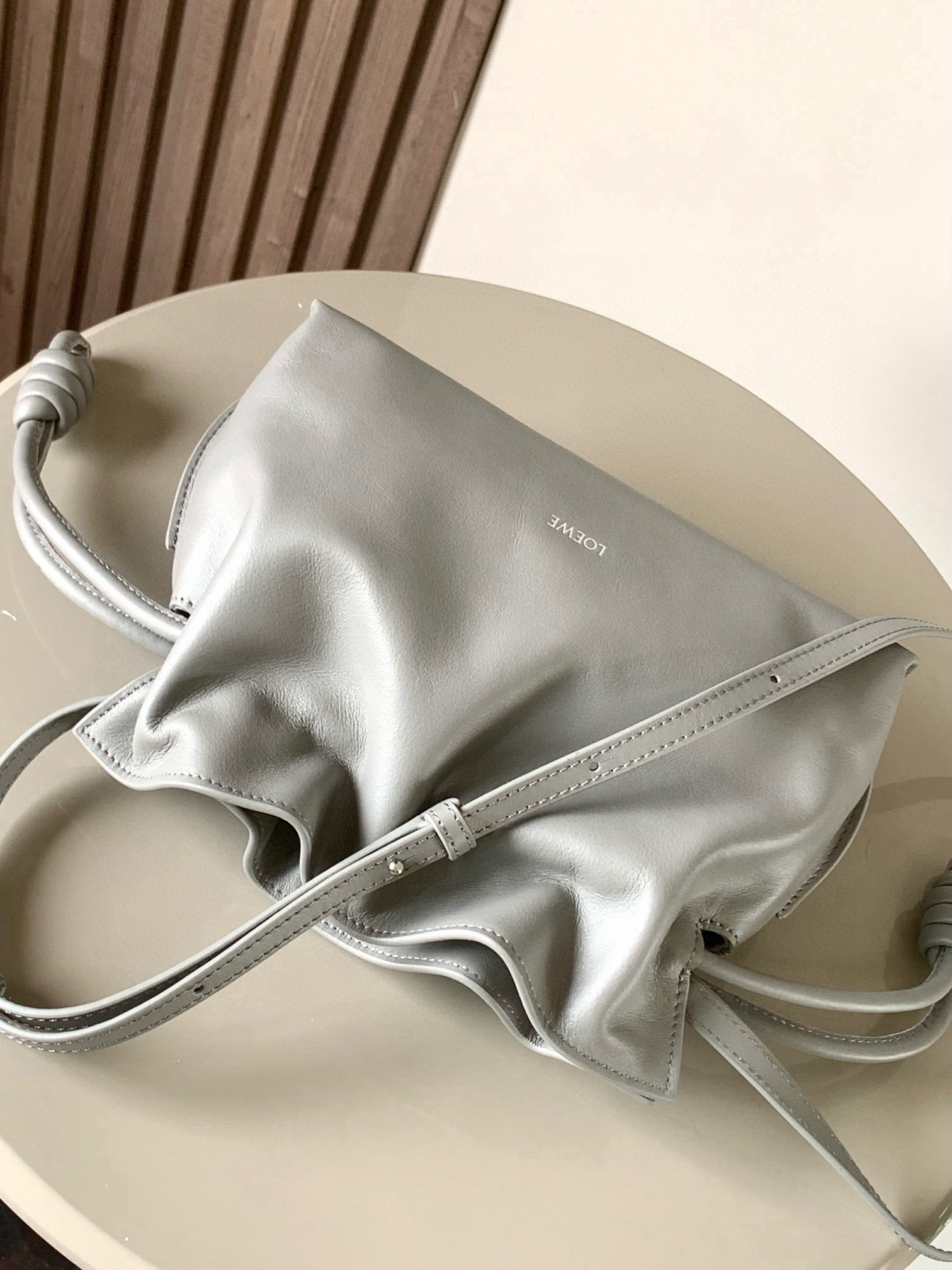 Loewe 新版本福袋迷你23CM 新款纳帕牛皮革Flamenco手拿包福袋 采用拉绳收紧