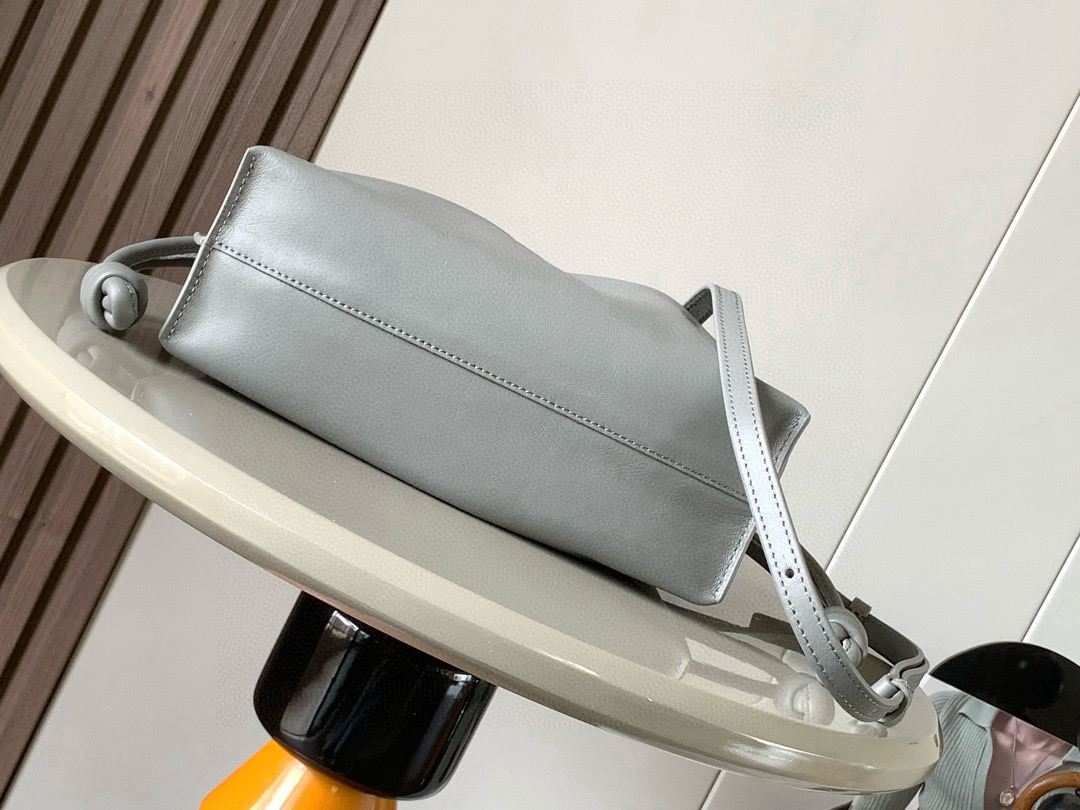 Loewe 新版本福袋迷你23CM 新款纳帕牛皮革Flamenco手拿包福袋 采用拉绳收紧
