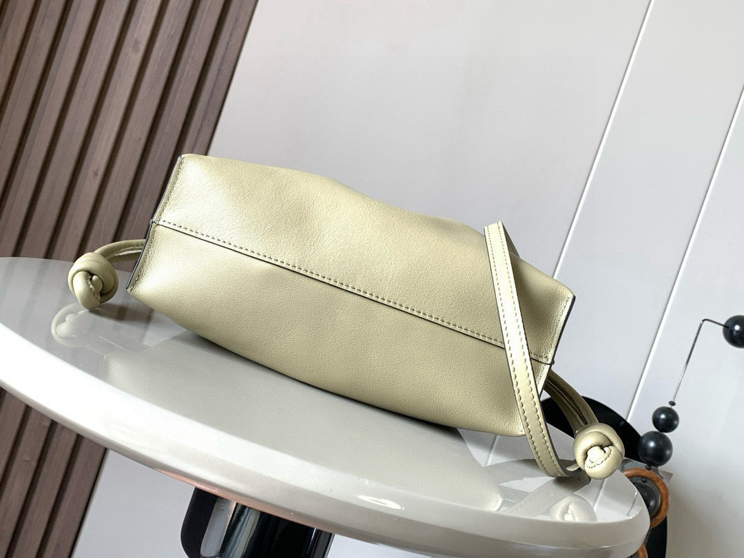 Loewe 新版本福袋迷你23CM 新款纳帕牛皮革Flamenco手拿包福袋 采用拉绳收紧
