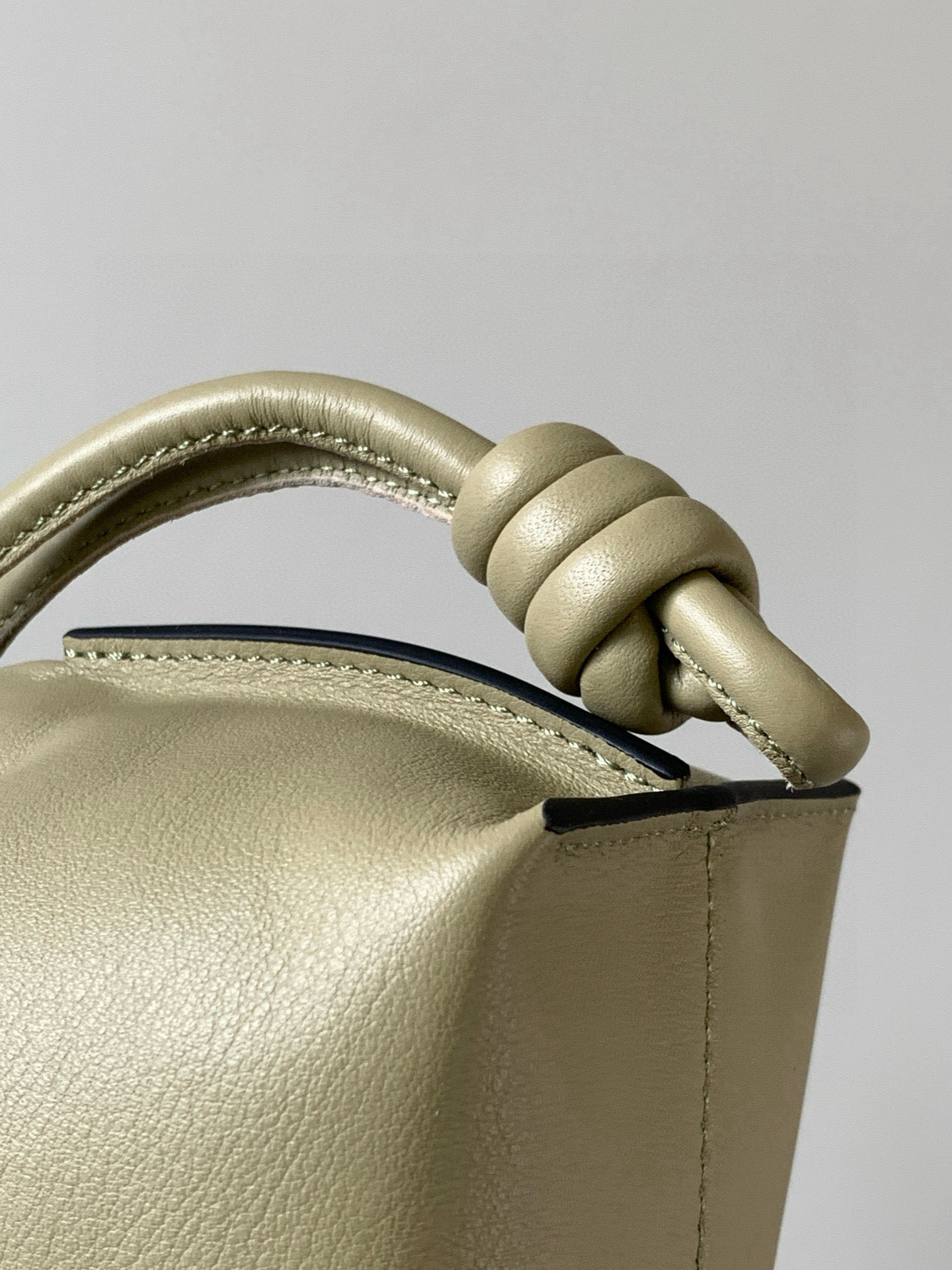 Loewe 新版本福袋迷你23CM 新款纳帕牛皮革Flamenco手拿包福袋 采用拉绳收紧