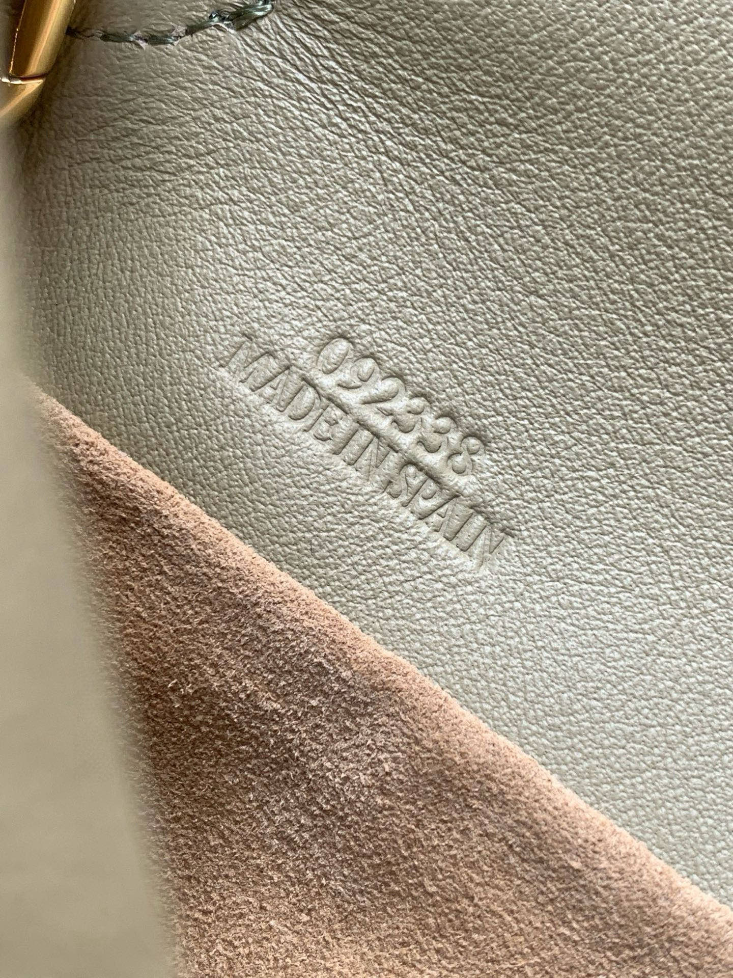 Loewe 新版本福袋迷你23CM 新款纳帕牛皮革Flamenco手拿包福袋 采用拉绳收紧