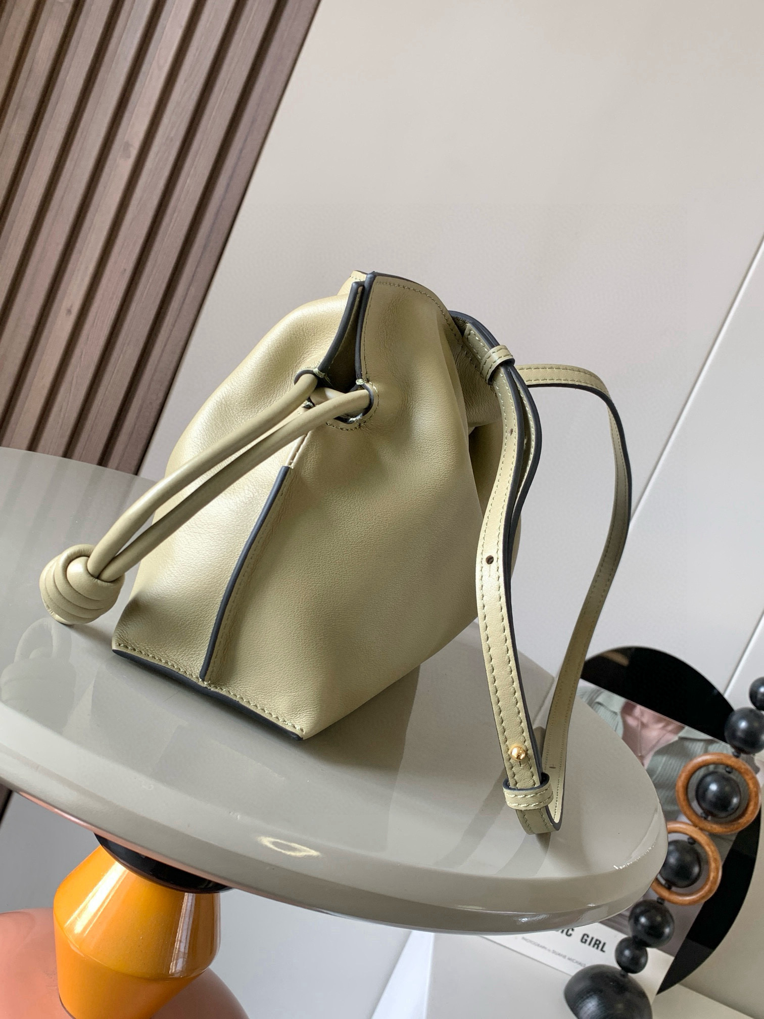 Loewe 新版本福袋迷你23CM 新款纳帕牛皮革Flamenco手拿包福袋 采用拉绳收紧