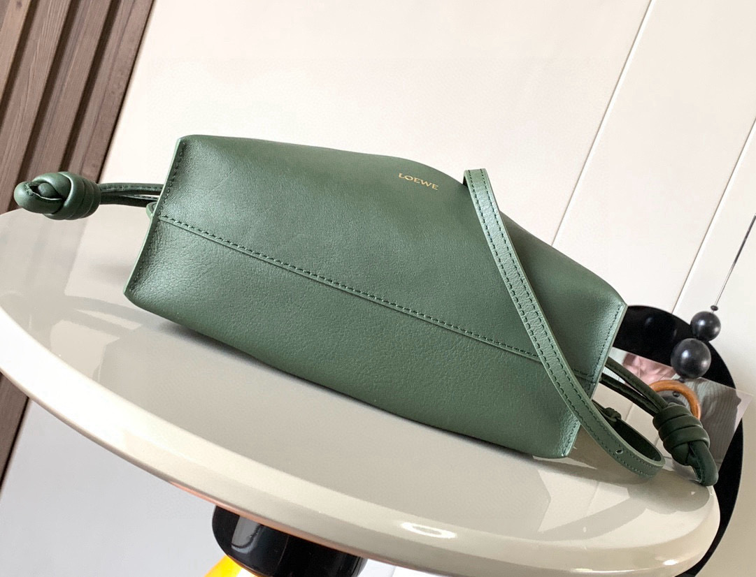 Loewe 新版本福袋迷你23CM 新款纳帕牛皮革Flamenco手拿包福袋 采用拉绳收紧