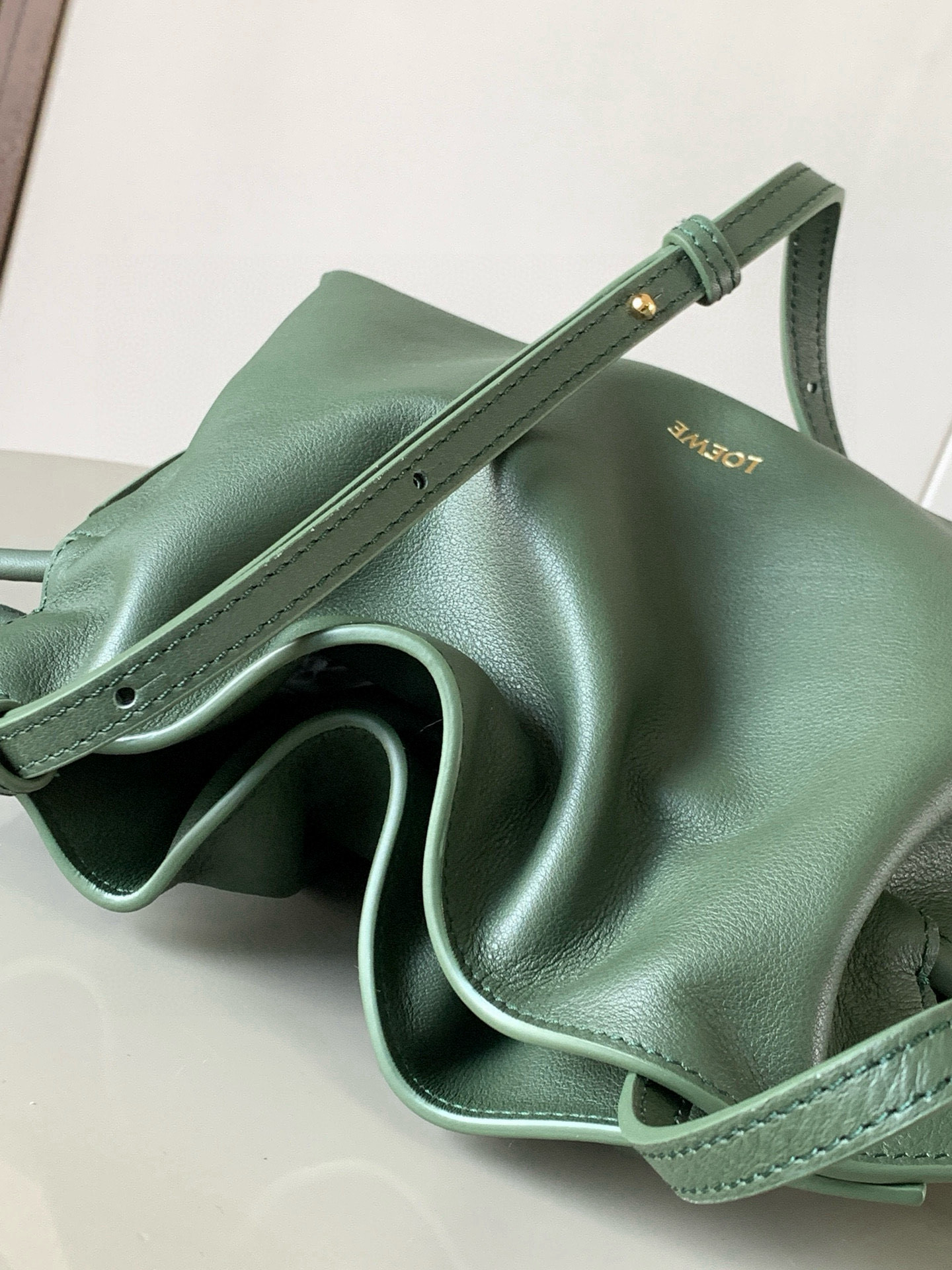Loewe 新版本福袋迷你23CM 新款纳帕牛皮革Flamenco手拿包福袋 采用拉绳收紧
