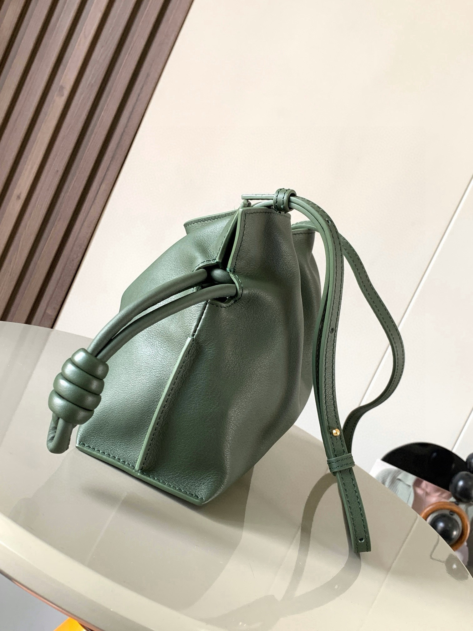 Loewe 新版本福袋迷你23CM 新款纳帕牛皮革Flamenco手拿包福袋 采用拉绳收紧
