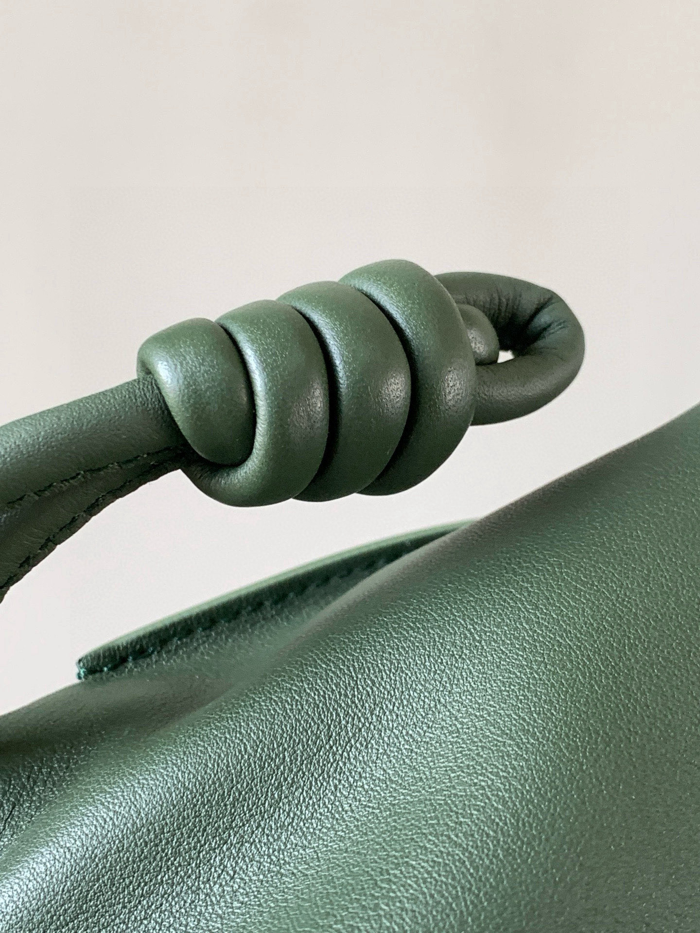 Loewe 新版本福袋迷你23CM 新款纳帕牛皮革Flamenco手拿包福袋 采用拉绳收紧