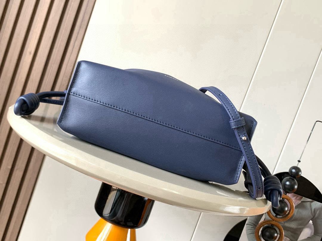 Loewe 新版本福袋迷你23CM 新款纳帕牛皮革Flamenco手拿包福袋 采用拉绳收紧