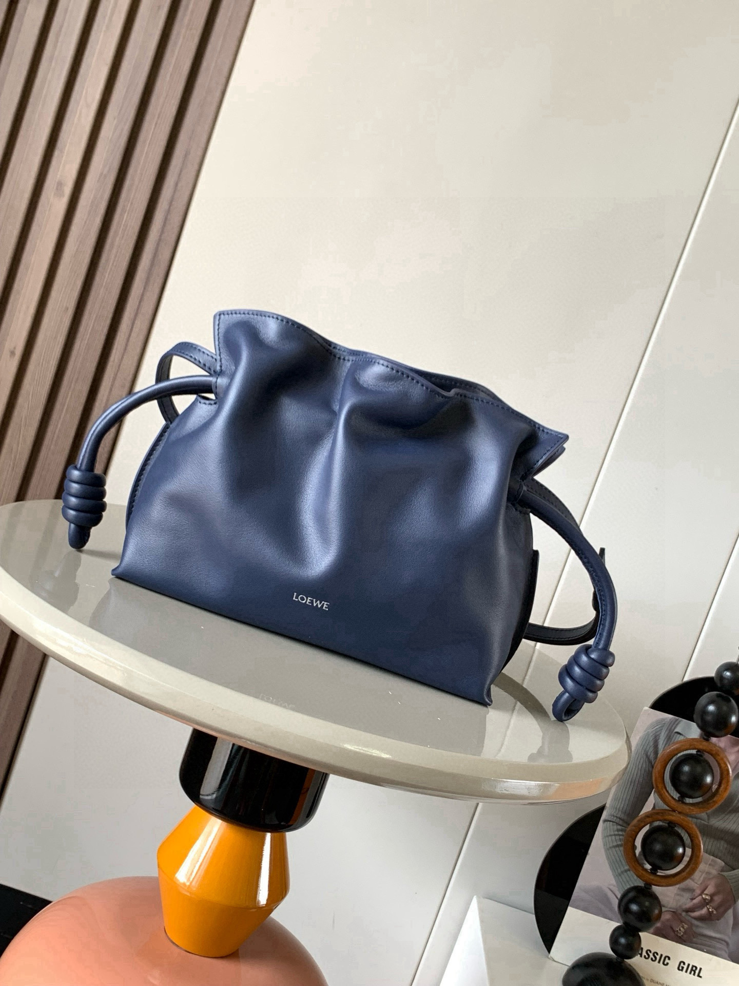 NO:688360,The new version of the lucky bag is mini 23CM. The new nappa cow leather Flamenco clutch bag is tightened with a drawstring and tied with the iconic coiled knot. This version is made of nappa cow leather. It must be said that this brand fully demonstrates the softness and pragmatism of the leather in the Flamenco Knot. It can be said that you can feel whatever you want at Flamenco.  I found the perfect combination of drawstring bag and tote bag in Knot, which gives girls a different feeling. Although it looks simple, it is also very special and casual. The name of this bag is the same as the flamenco dance of the Spanish gypsies, which also represents Loewe's casual, elegant and personalized design style. The leather is smooth Spanish calfskin, which feels particularly soft. The anti-suede leather lining is very solid and scratch-resistant. It has been highly exposed in street photos. In addition to being used as a shoulder  The bag can also be used as a handbag with the characteristic drawstring design and soft leather loading. Tightening the rope makes the lines smoother. It is very suitable for work or leisure. Size 23CM~18CM~9CM. Style No. 9044. Color: navy blue, Loewe, loewe, totes, handbag, cowhide19860909新版本福袋迷你23CM新款纳帕牛皮革Flamenco手拿包福袋采用拉绳收紧,并打上标志性的盘绕结这个版本采用纳帕牛皮革制成不得不说,这个品牌将皮质的柔软和实用主义都在Flamenco Knot上展现得淋漓尽致可以说是想要什么感觉都能在Flamenco Knot中找到了将抽绳包和托特包完美结合,带给女生们不一样的感觉虽然看上去简单不能再简单,但又很特别,随性有范这款包的名字与西班牙吉卜赛人的弗朗明戈舞蹈同名这恰好也代表着罗意威随性优雅又个性洒脱的设计风格皮料是光滑的西班牙小牛皮,手感特别软,反绒面皮革里衬很扎实耐刮,街拍中曝光率极高的它,除了可作shoulder bag亦可作手提袋特色的拉绳设计,以及柔软皮革加载,拉紧绳索更显流畅线条,无论上班或休闲都非常得宜 尺寸23CM~18CM~9CM 款号9044 颜色海军蓝,罗意威,loewe,totes,handbag,cowhide,Bag