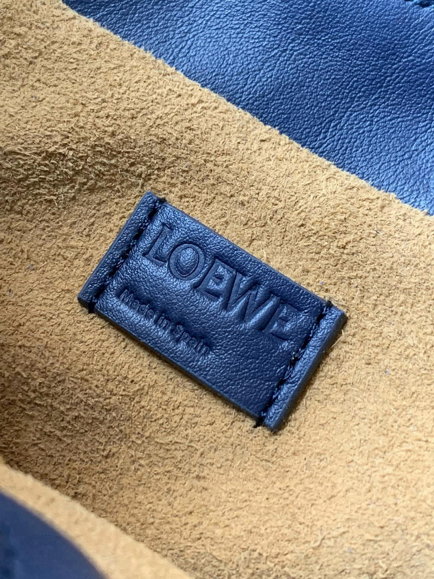Loewe 新版本福袋迷你23CM 新款纳帕牛皮革Flamenco手拿包福袋 采用拉绳收紧