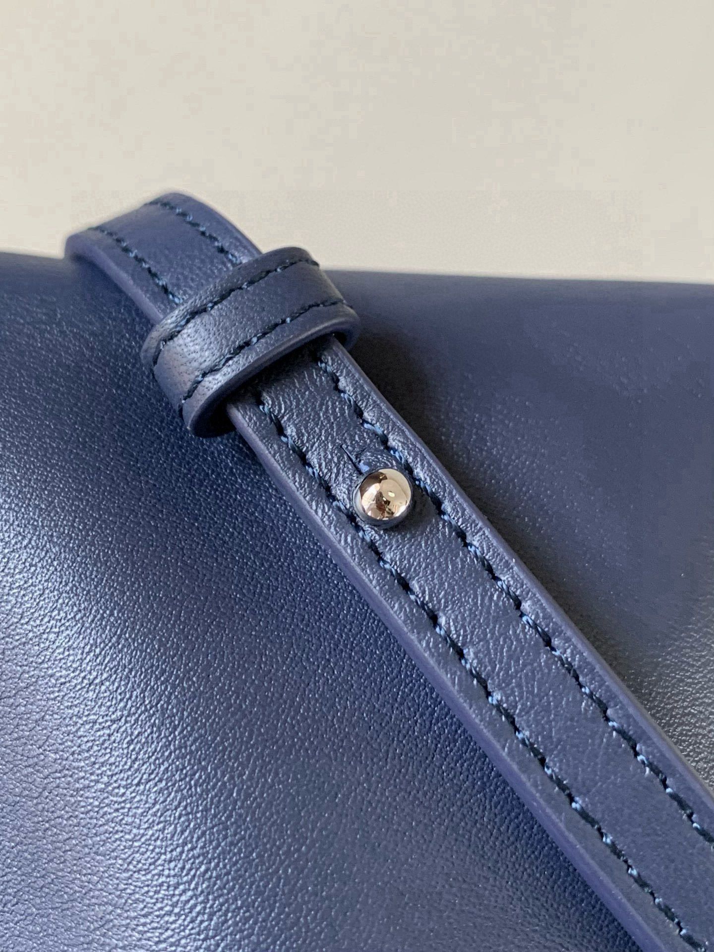 Loewe 新版本福袋迷你23CM 新款纳帕牛皮革Flamenco手拿包福袋 采用拉绳收紧