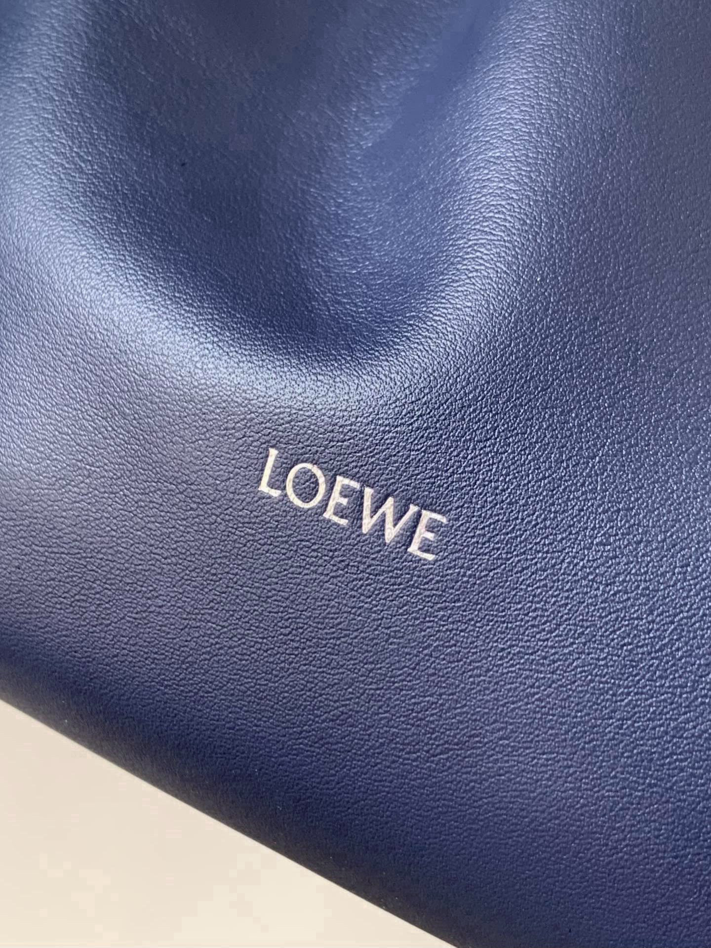 Loewe 新版本福袋迷你23CM 新款纳帕牛皮革Flamenco手拿包福袋 采用拉绳收紧