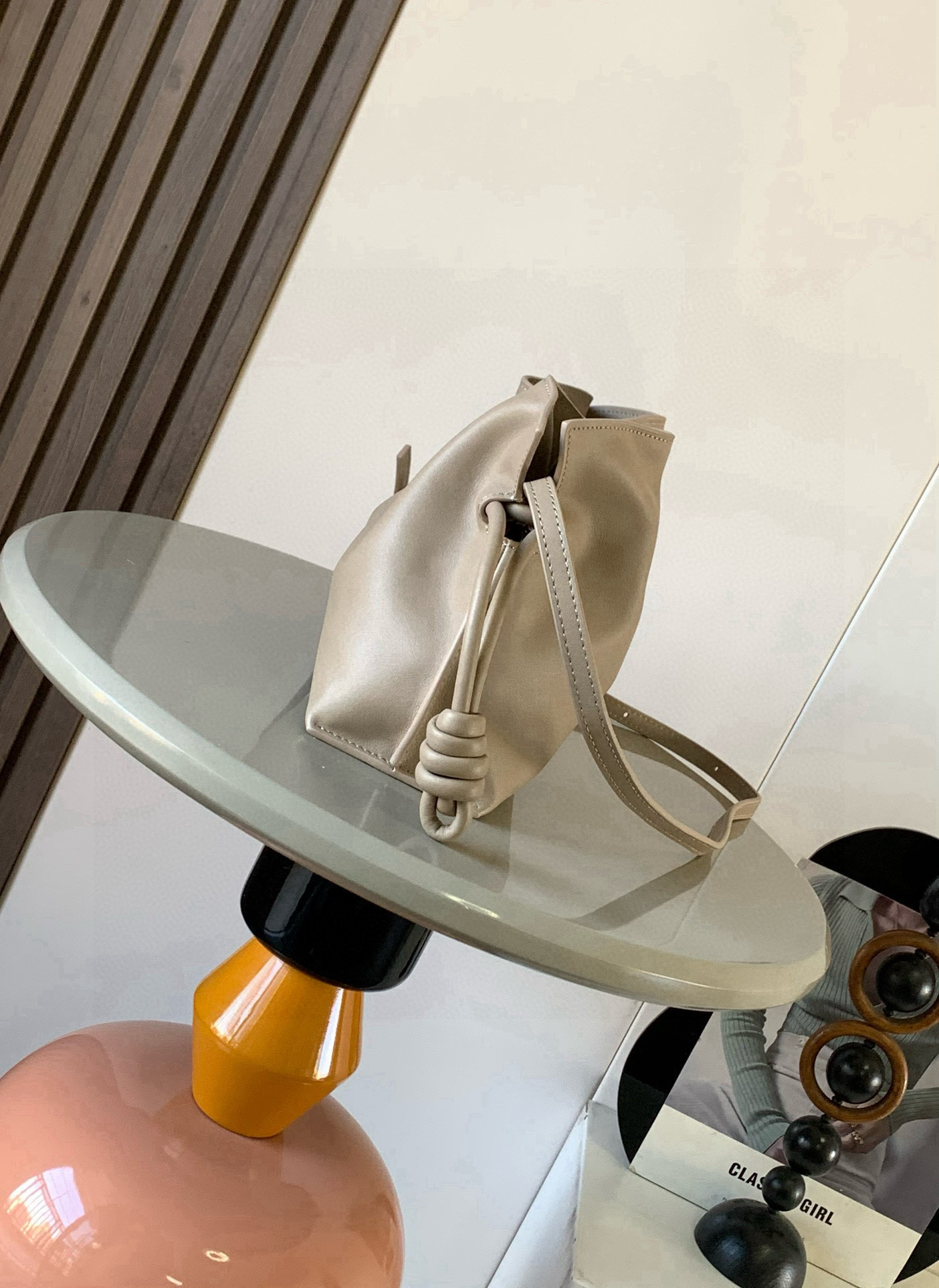 Loewe 新版本福袋迷你23CM 新款纳帕牛皮革Flamenco手拿包福袋 采用拉绳收紧