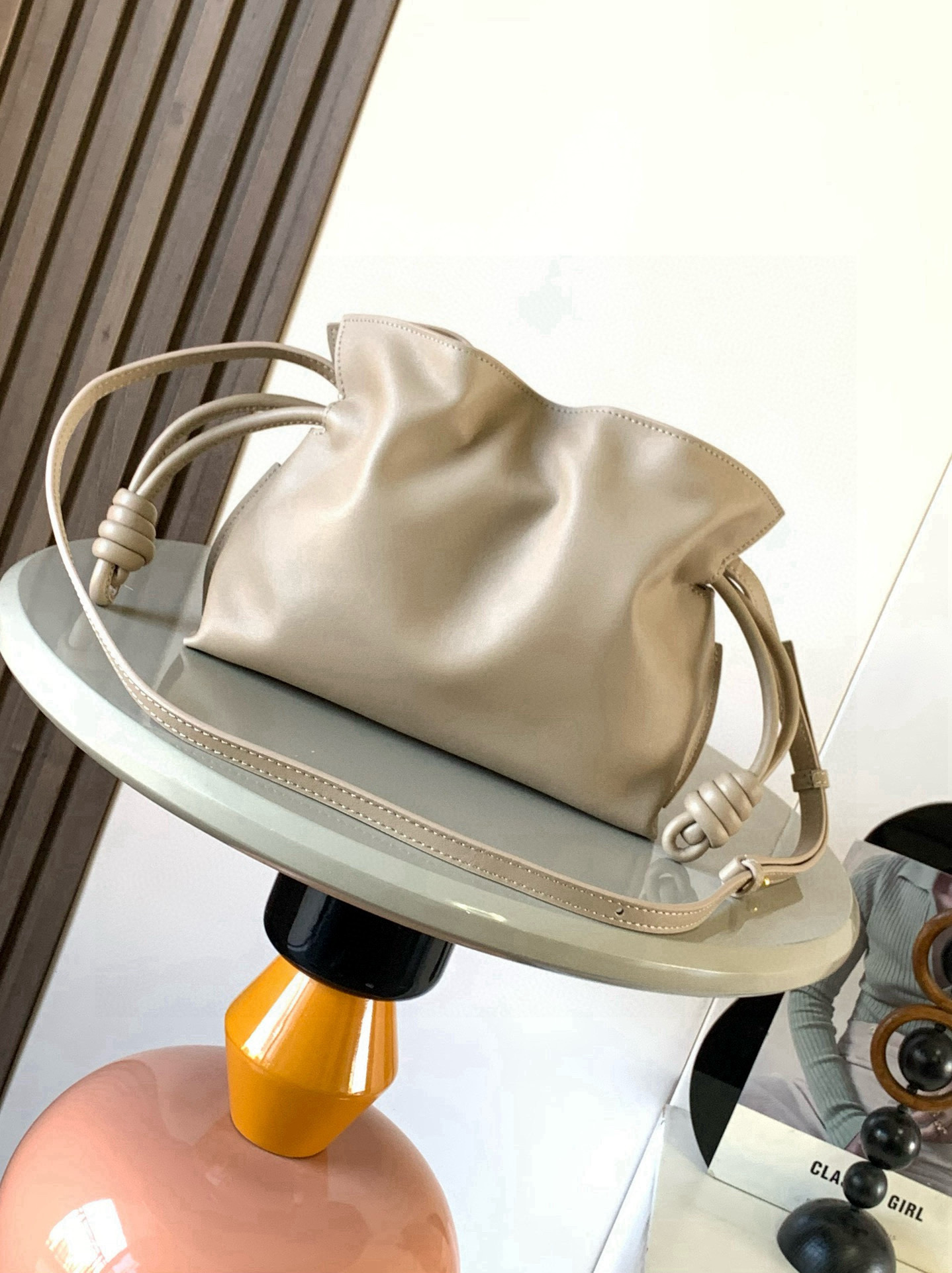 Loewe 新版本福袋迷你23CM 新款纳帕牛皮革Flamenco手拿包福袋 采用拉绳收紧