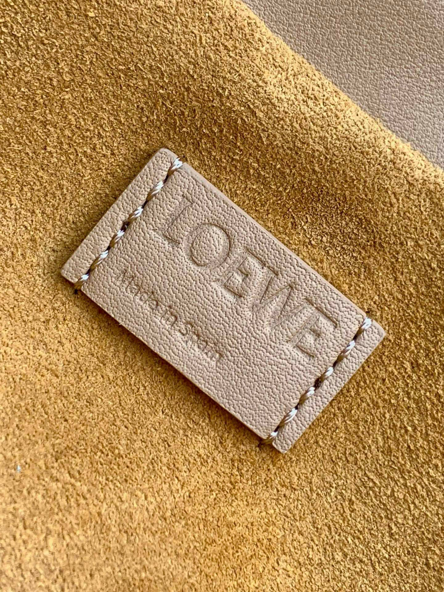 Loewe 新版本福袋迷你23CM 新款纳帕牛皮革Flamenco手拿包福袋 采用拉绳收紧