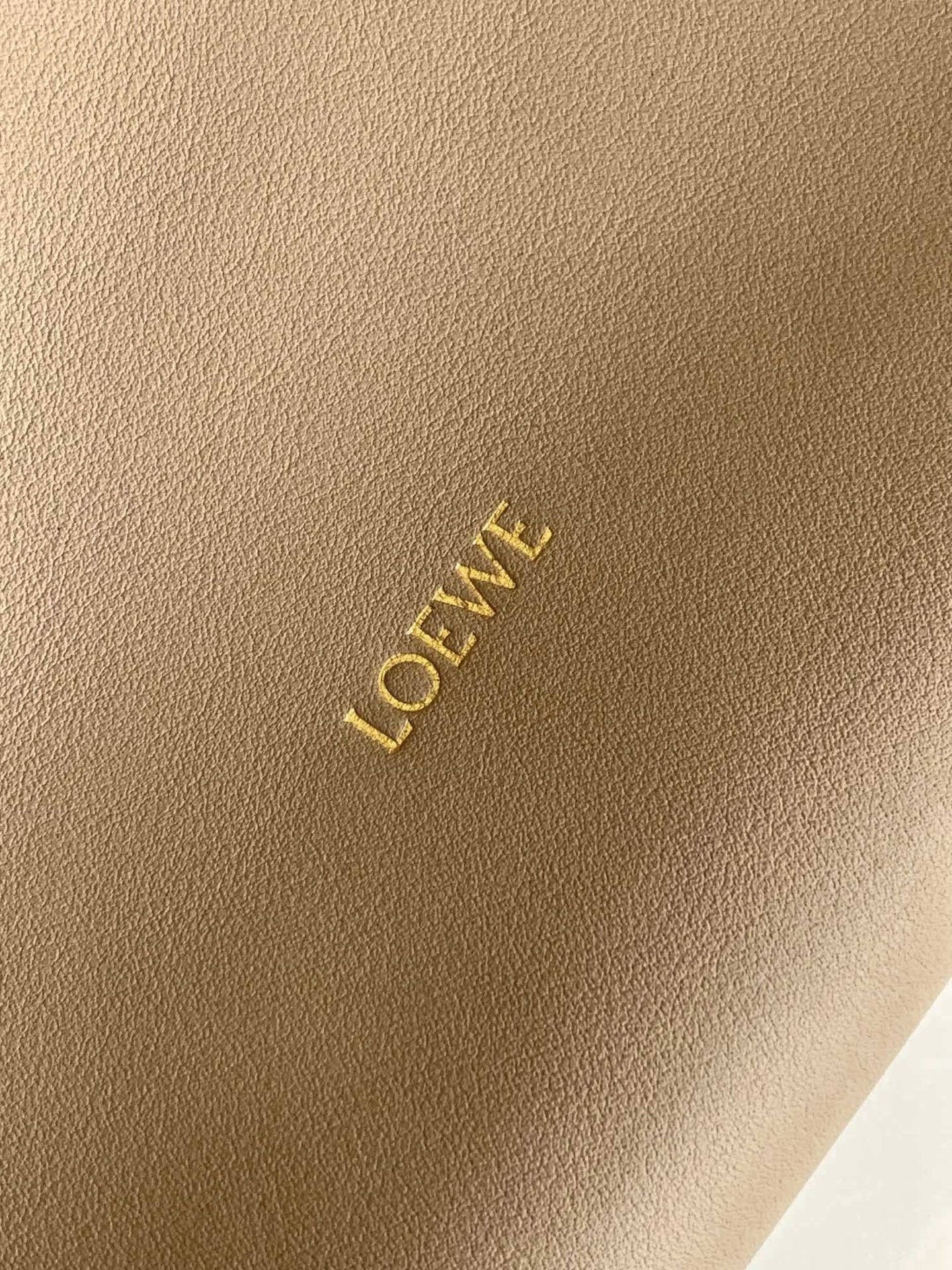Loewe 新版本福袋迷你23CM 新款纳帕牛皮革Flamenco手拿包福袋 采用拉绳收紧
