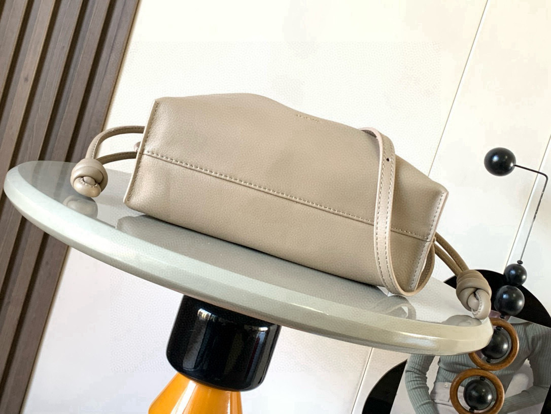 Loewe 新版本福袋迷你23CM 新款纳帕牛皮革Flamenco手拿包福袋 采用拉绳收紧