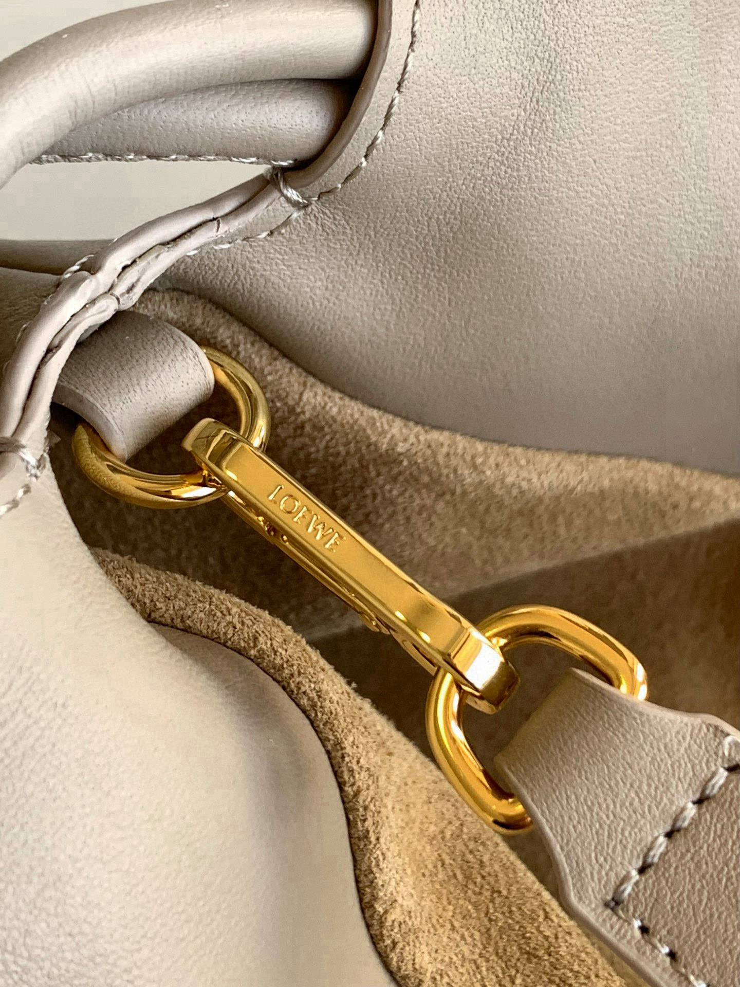 Loewe 新版本福袋迷你23CM 新款纳帕牛皮革Flamenco手拿包福袋 采用拉绳收紧