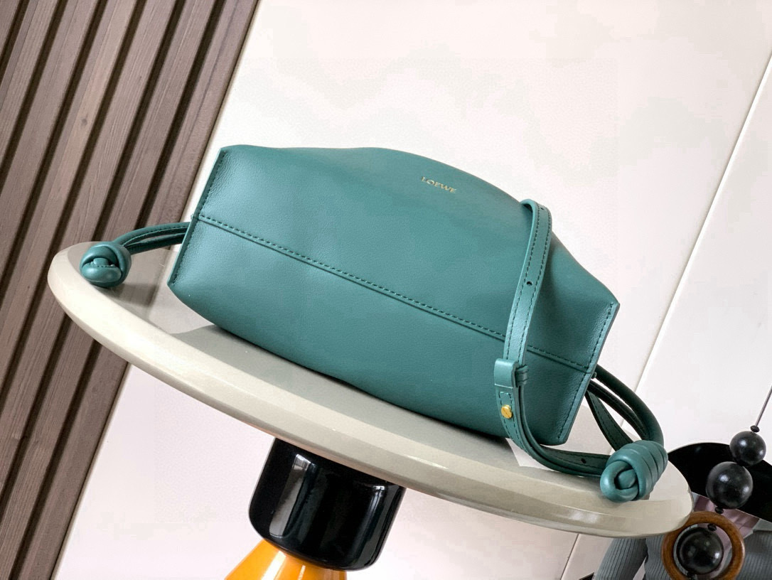 Loewe 新版本福袋迷你23CM 新款纳帕牛皮革Flamenco手拿包福袋 采用拉绳收紧