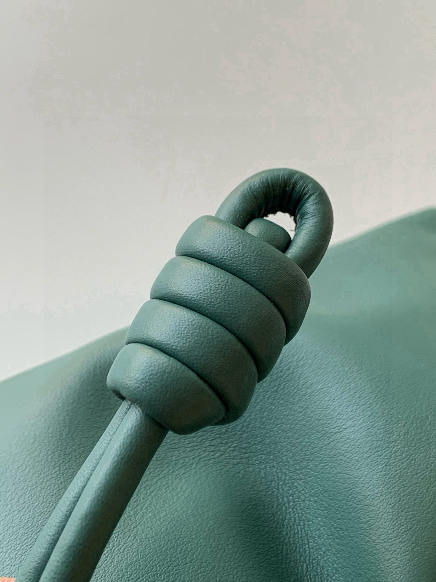 Loewe 新版本福袋迷你23CM 新款纳帕牛皮革Flamenco手拿包福袋 采用拉绳收紧
