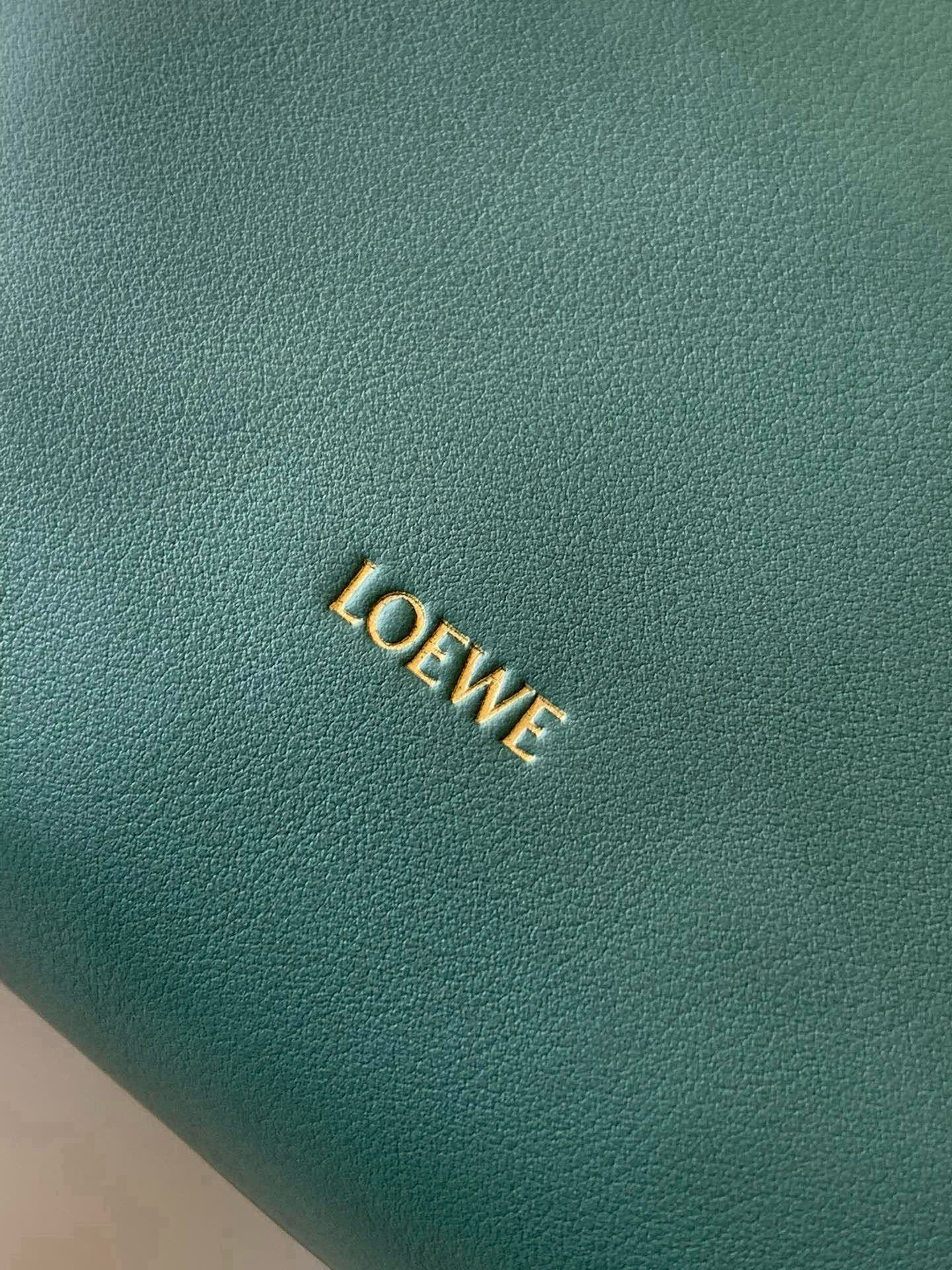 Loewe 新版本福袋迷你23CM 新款纳帕牛皮革Flamenco手拿包福袋 采用拉绳收紧
