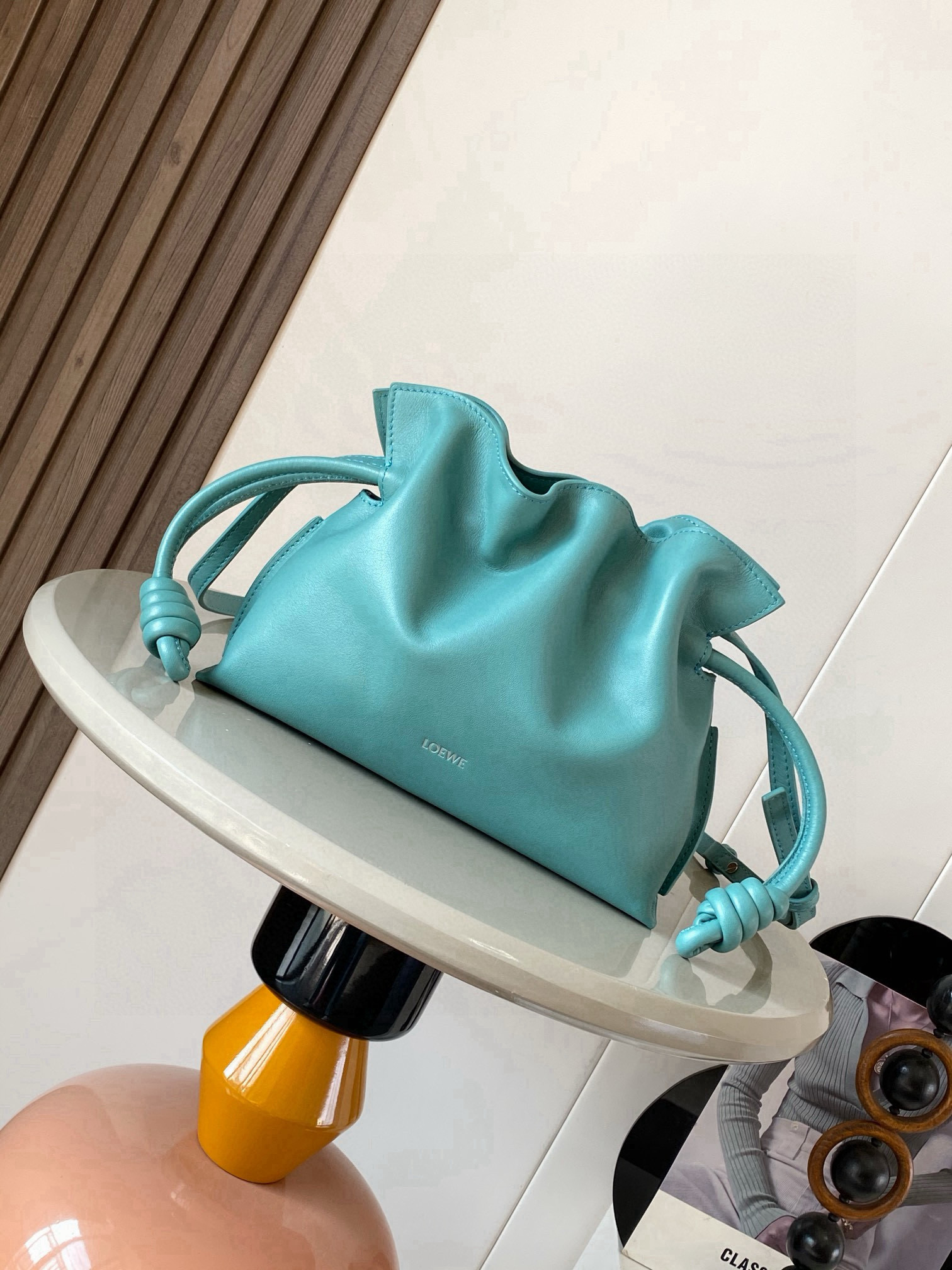 NO:688369,The new version of the lucky bag is mini 23CM. The new nappa cow leather Flamenco clutch bag is tightened with a drawstring and tied with the iconic coiled knot. This version is made of nappa cow leather. It must be said that this brand fully demonstrates the softness and pragmatism of the leather in the Flamenco Knot. It can be said that you can feel whatever you want at Flamenco.  I found the perfect combination of drawstring bag and tote bag in Knot, which gives girls a different feeling. Although it looks simple, it is also very special and casual. The name of this bag is the same as the flamenco dance of the Spanish gypsies, which also represents Loewe's casual, elegant and personalized design style. The leather is smooth Spanish calfskin, which feels particularly soft. The anti-suede leather lining is very solid and scratch-resistant. It has been highly exposed in street photos. In addition to being used as a shoulder  The bag can also be used as a handbag with the characteristic drawstring design and soft leather loading. Tightening the rope makes the lines smoother. It is very suitable for work or leisure. Size 23CM~18CM~9CM. Style No. 9044. Color: aqua blue, Loewe, totes, handbag, cowhide19860909新版本福袋迷你23CM新款纳帕牛皮革Flamenco手拿包福袋采用拉绳收紧,并打上标志性的盘绕结这个版本采用纳帕牛皮革制成不得不说,这个品牌将皮质的柔软和实用主义都在Flamenco Knot上展现得淋漓尽致可以说是想要什么感觉都能在Flamenco Knot中找到了将抽绳包和托特包完美结合,带给女生们不一样的感觉虽然看上去简单不能再简单,但又很特别,随性有范这款包的名字与西班牙吉卜赛人的弗朗明戈舞蹈同名这恰好也代表着罗意威随性优雅又个性洒脱的设计风格皮料是光滑的西班牙小牛皮,手感特别软,反绒面皮革里衬很扎实耐刮,街拍中曝光率极高的它,除了可作shoulder bag亦可作手提袋特色的拉绳设计,以及柔软皮革加载,拉紧绳索更显流畅线条,无论上班或休闲都非常得宜 尺寸23CM~18CM~9CM 款号9044 颜色水蓝色,罗意威,loewe,totes,handbag,cowhide,Bag