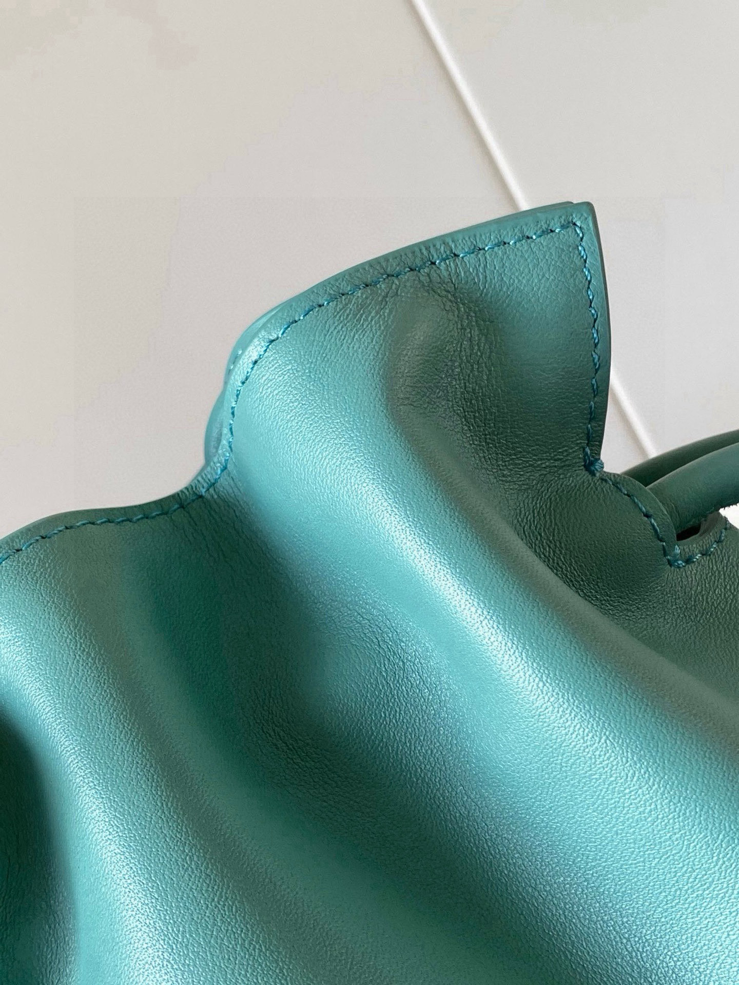 Loewe 新版本福袋迷你23CM 新款纳帕牛皮革Flamenco手拿包福袋 采用拉绳收紧