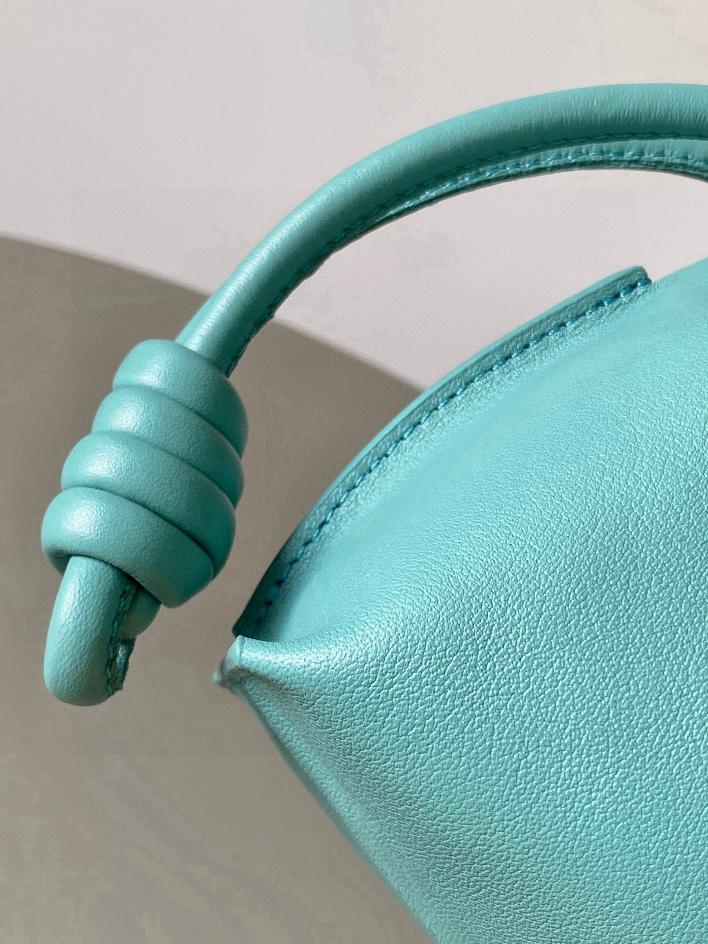 Loewe 新版本福袋迷你23CM 新款纳帕牛皮革Flamenco手拿包福袋 采用拉绳收紧