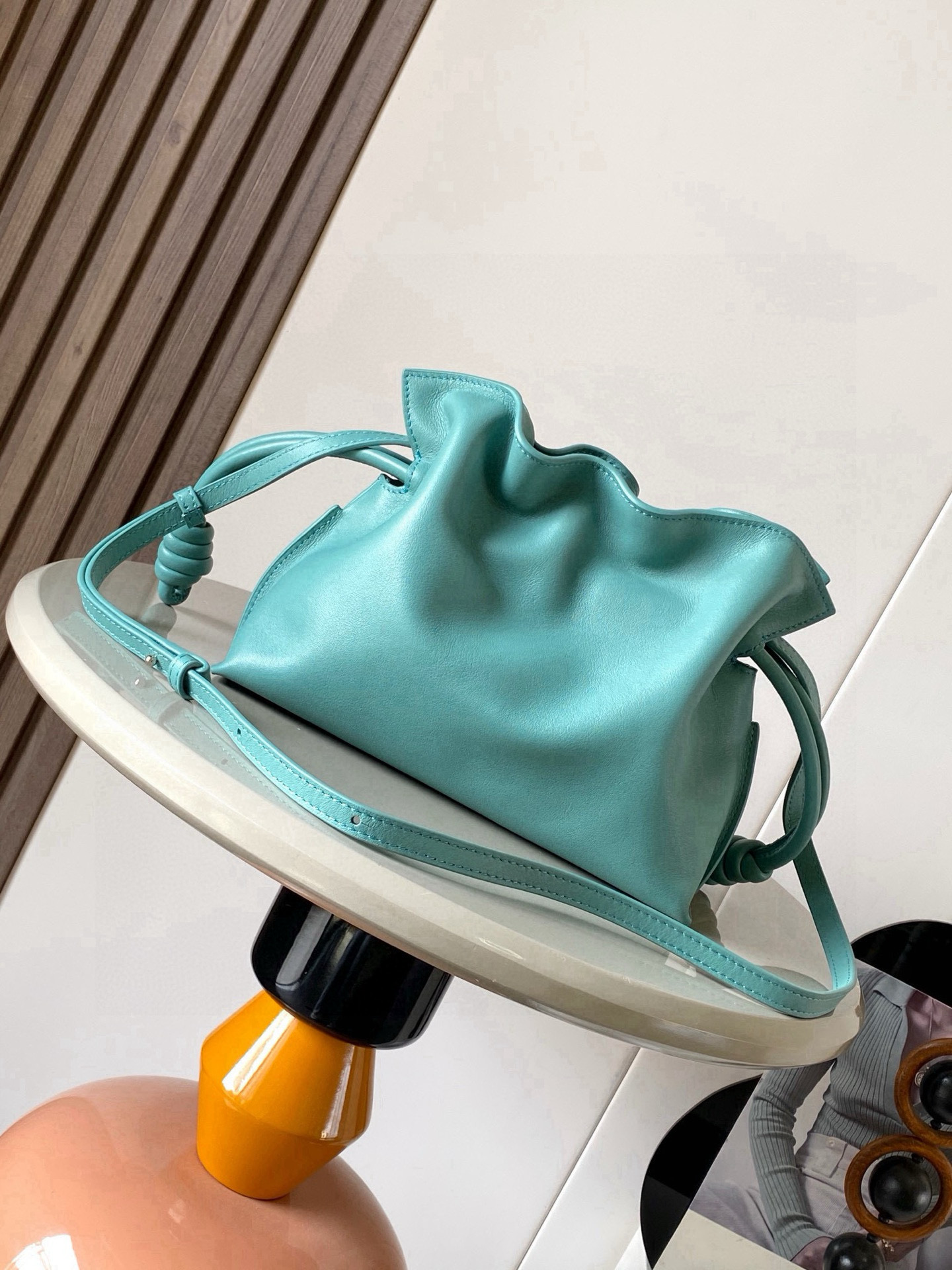 Loewe 新版本福袋迷你23CM 新款纳帕牛皮革Flamenco手拿包福袋 采用拉绳收紧